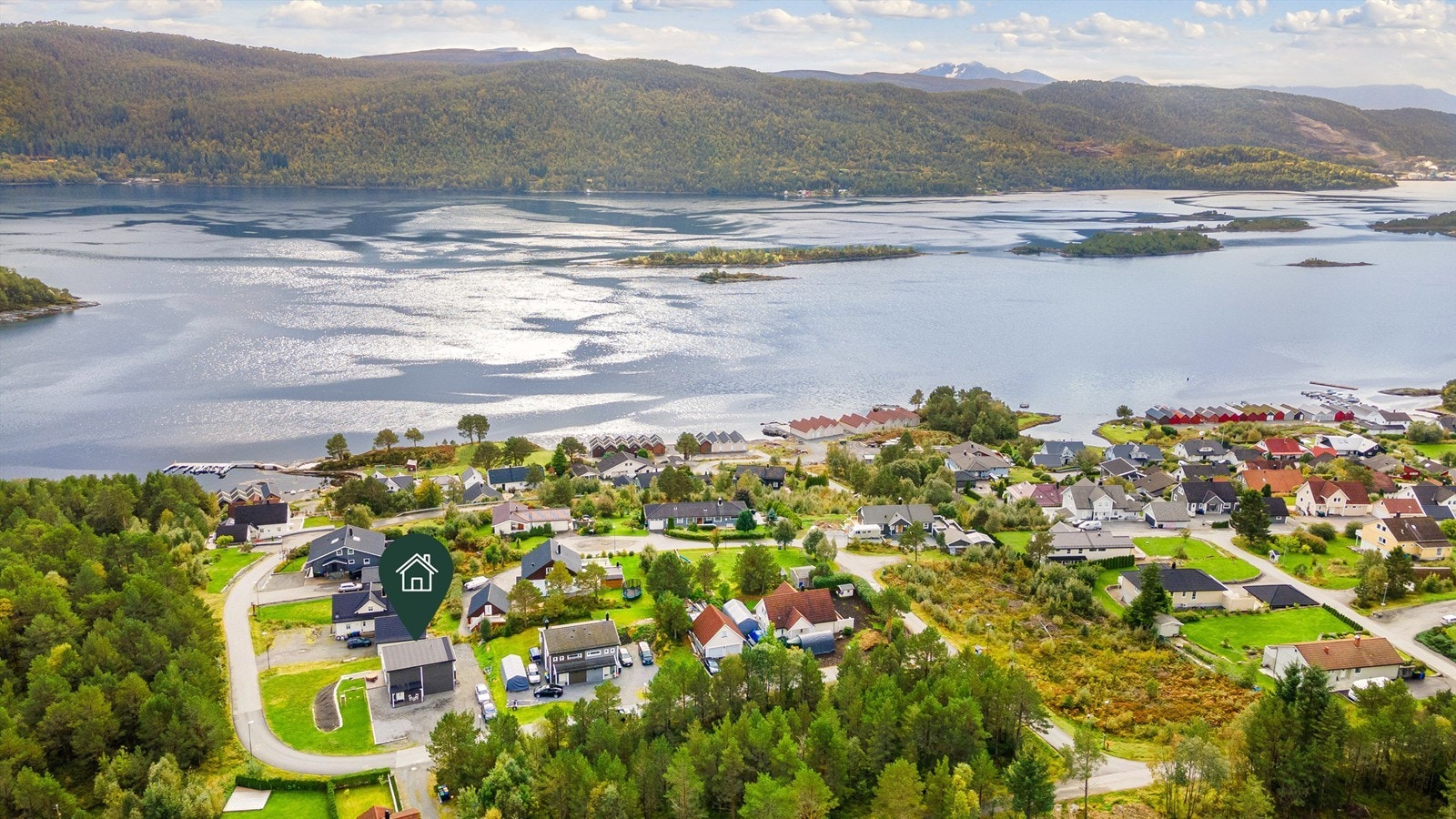 Dronebilde av eiendommen og nærområde i Leirvika/Brendhaugen tatt fra nord mot sør Galleribilde