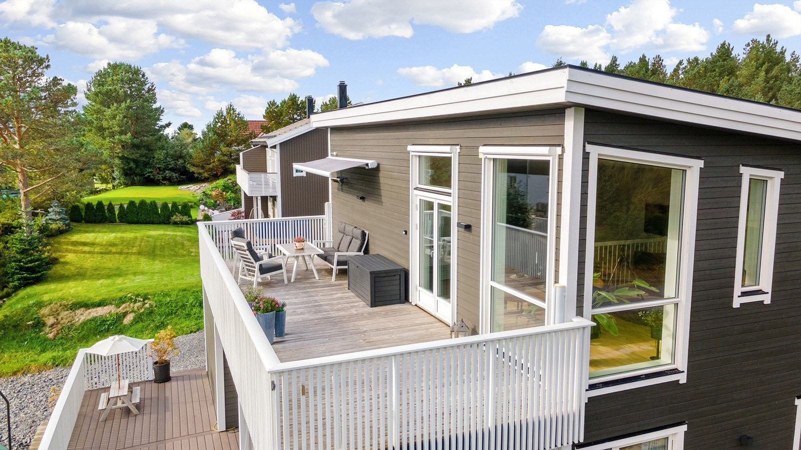 Store vindusflater på stue i 2. etasje og stor sydvendt balkong Galleribilde