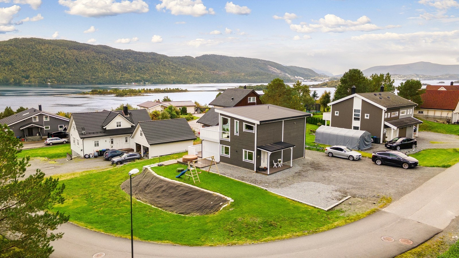 Dronebilde av eiendommen og beliggenheten i boligfeltet Galleribilde