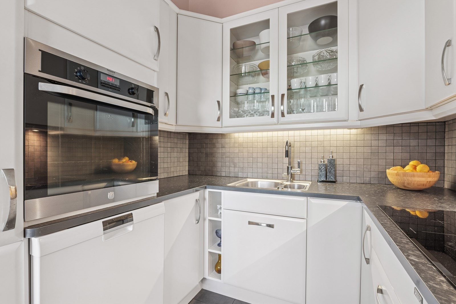 Kjøkkenet byr på gode kvaliteter som god benk- og skapplass, hvitevarer, godt med overskap, fliser på vegg i arbeidssonen og stor kjøkkenservant. Galleribilde