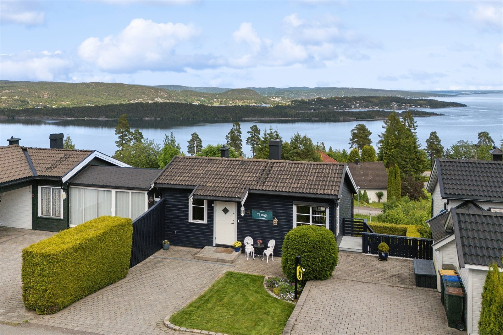 Her bor man tilbaketrukket i en rolig gate i et populært og barnevennlig område, men samtidig sentralt med kort vei til det meste. Galleribilde