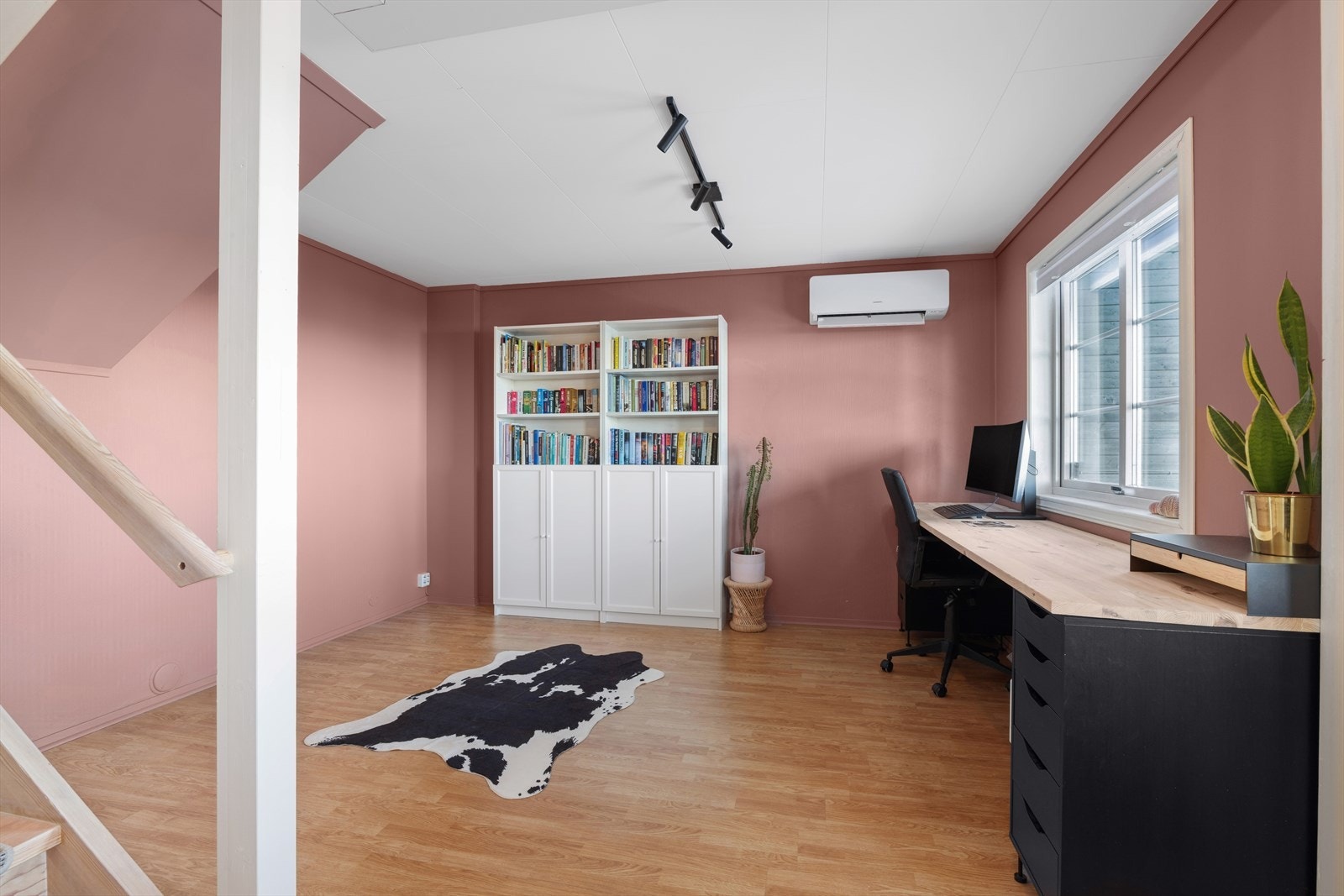 Kjellerstue som kan enkelt skilles av med en lettvegg for å etablere et øvrig soverom dersom behovet skulle være tilstede. Galleribilde