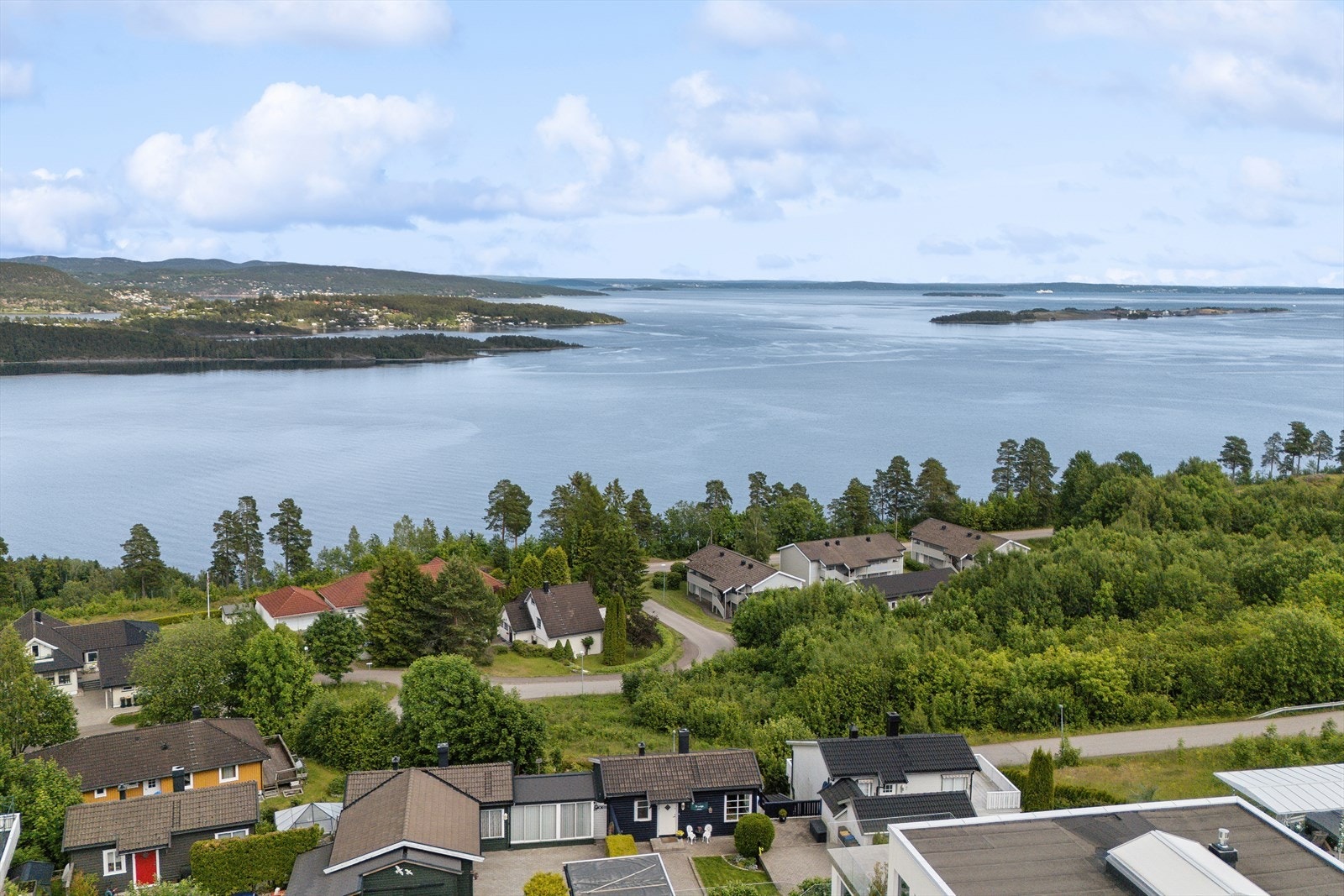 Boligen har en solrik beliggenhet med gangavstand til blant annet barnehage, Kleiverud barneskole og Botnemarka som byr på flotte turmuligheter med topp preparerte skiløyper så fort snøen legger seg. Galleribilde