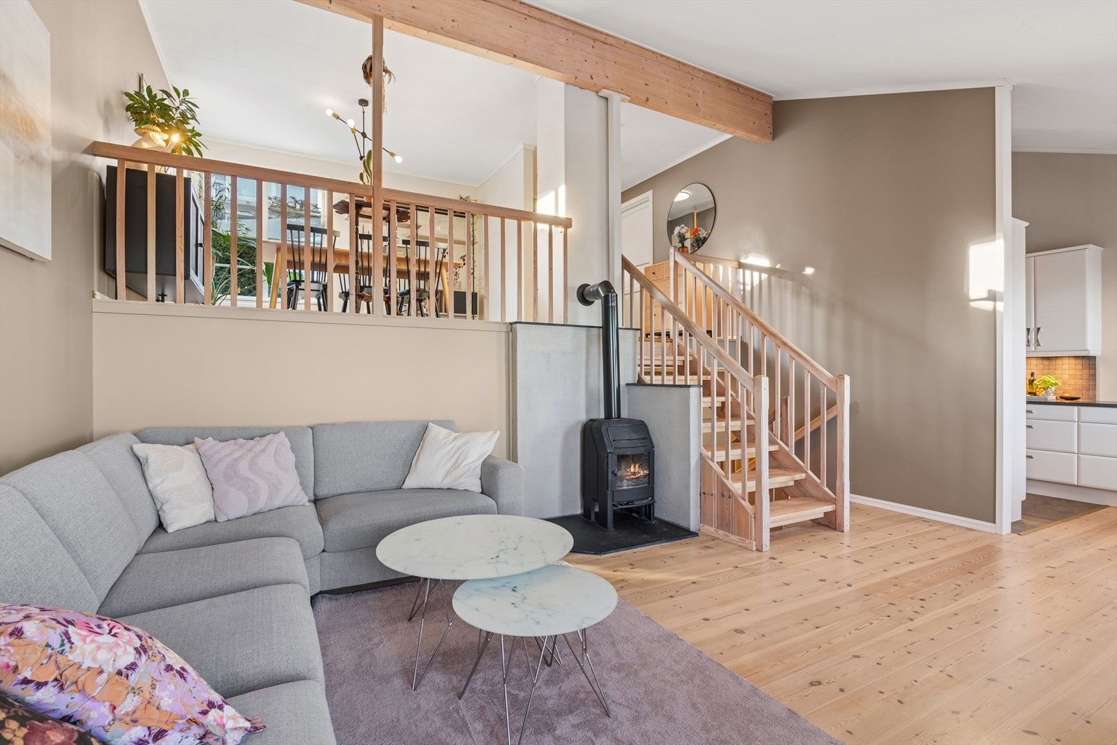 Sentralt i rommet finner vi et flott ildsted som skaper en lun og behagelig stemning, samt sikrer god varme på kalde høst- og vinterkvelder. Galleribilde