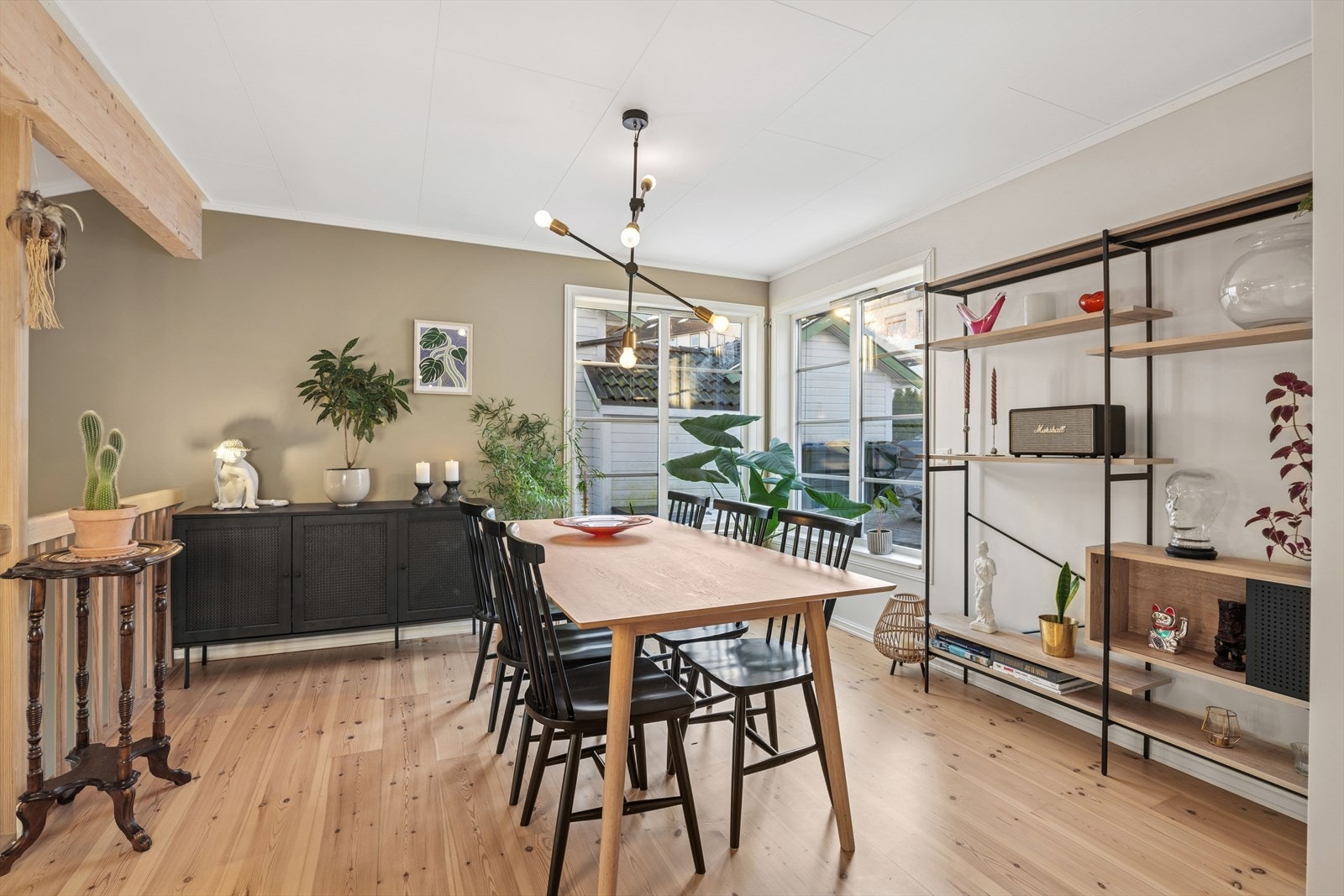 Rommet har god plass til stort langbord, så her kan en invitere mange gjester til hyggelige sammenkomster. Galleribilde