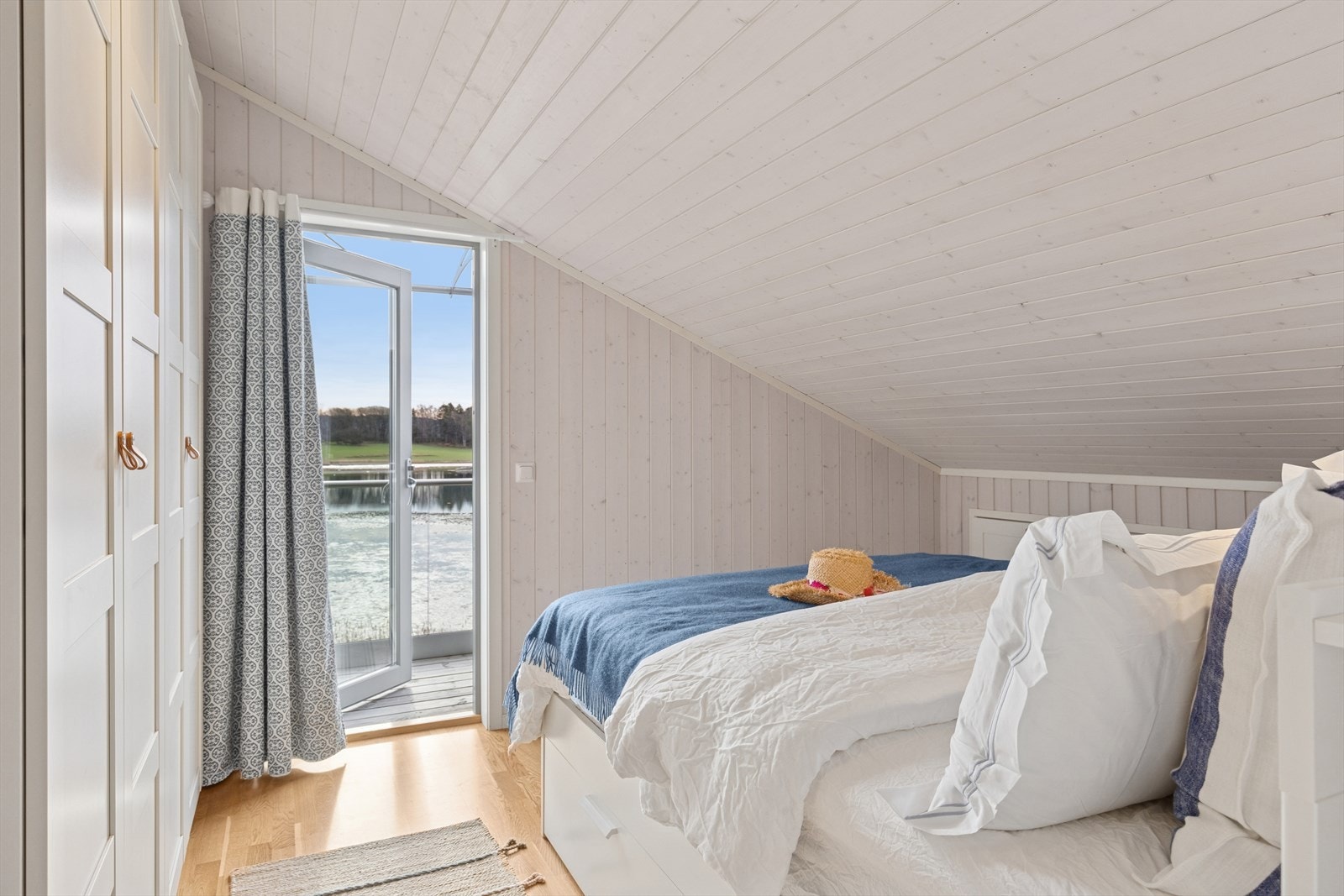 Dette dobbeltrommet er i bruk som hovedsoverom med både garderobeskap og spesialbygde skap i knevegg - utgang til balkong - fabelaktig fjordutsikt Galleribilde