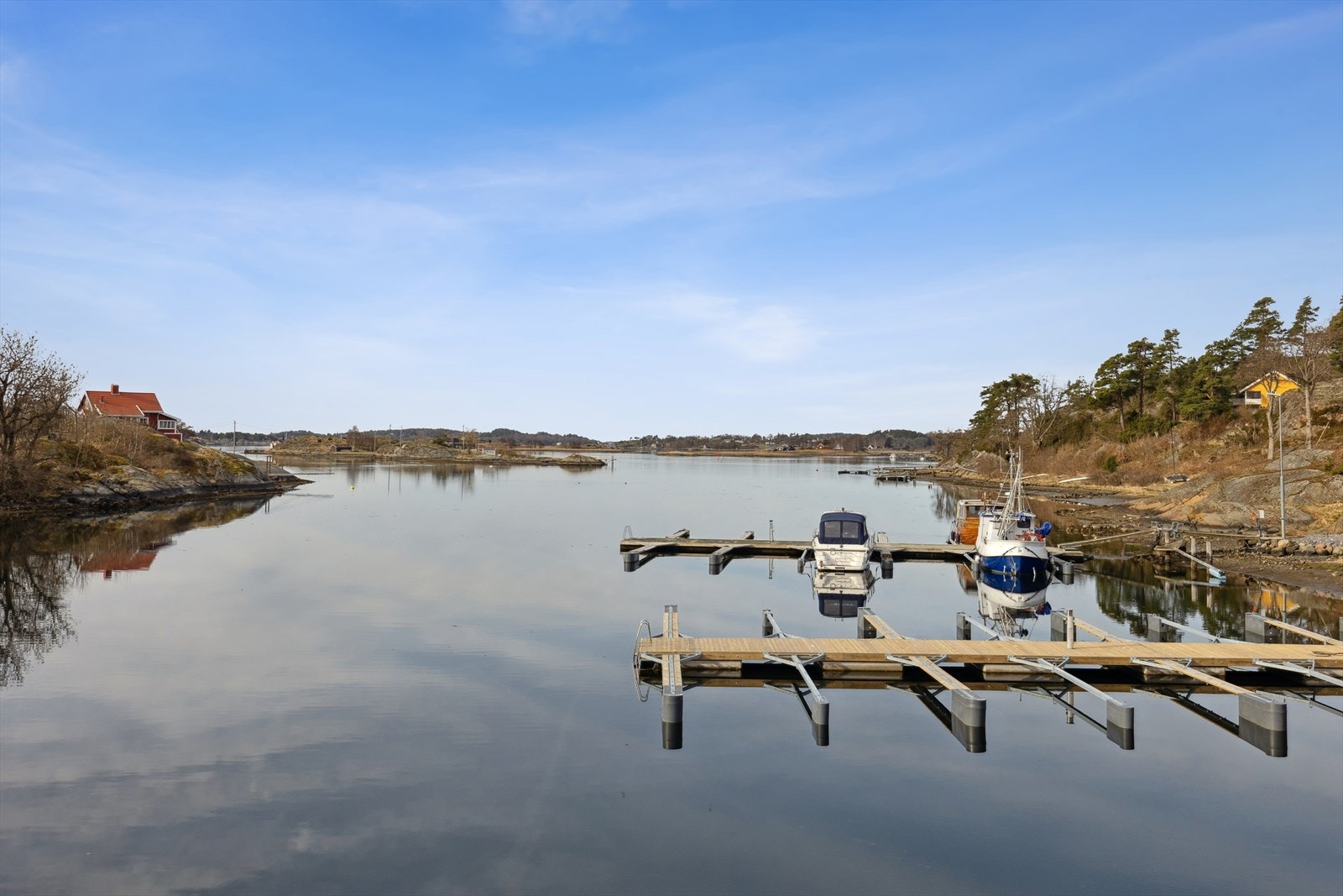 Viksfjord er klar for sesongen! Ta en båttur til Stavern eller Svenner fyr eller kos dere i den indre fjordarmen og nyt båtturer mellom holmer og skjær Galleribilde