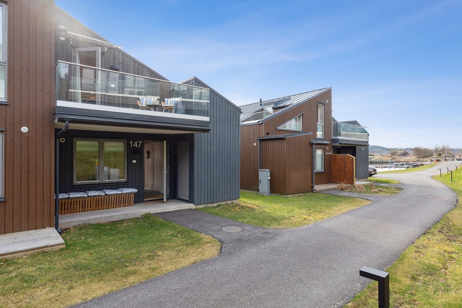 Sameiet er veletablert og seksjonseierne trives! Asfaltert gangvei med belysning og muligheter for kjøring til hytta for av- og pålessing. Overbygget platting ved inngangspartiet og sittebenk med lagringsplass. Praktisk redskapsbod Galleribilde