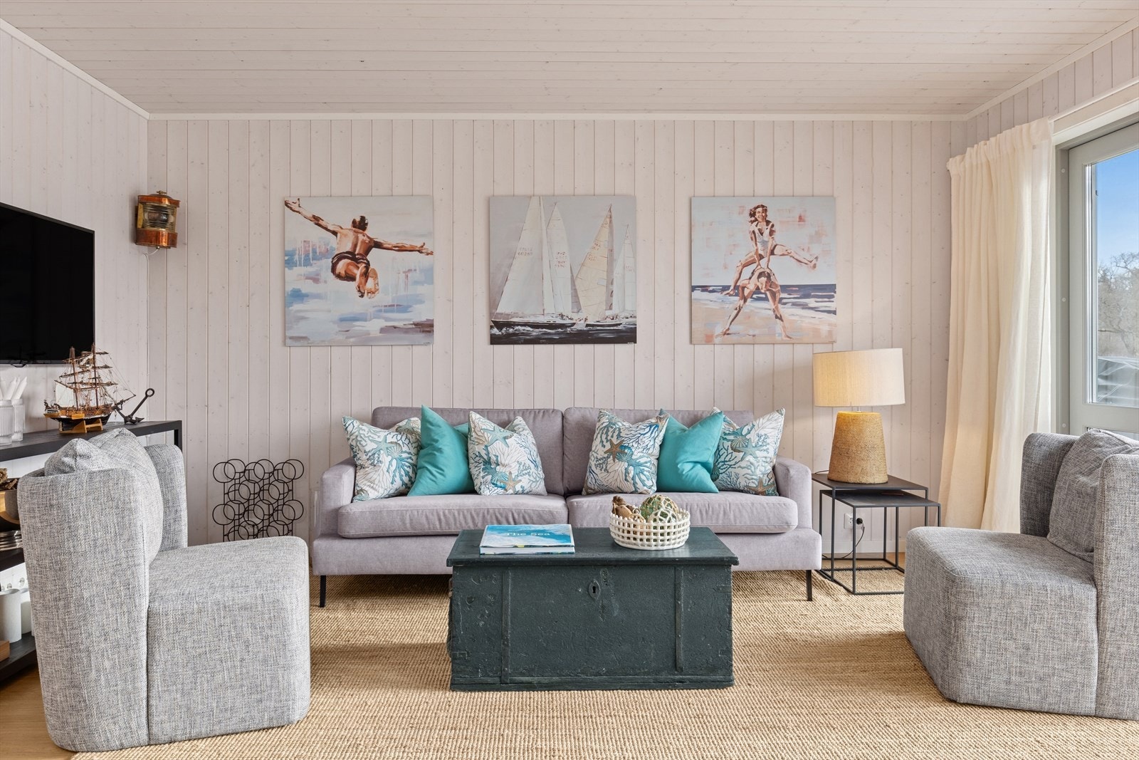 Stuen er enkel å møblere - trappen tar minimalt med plass og det er god veggplass for å møblere TV-møbel, kunstverk, bokhyller m.m. Viken fiber TV og bredbådn inkludert i fellesutgifter Galleribilde