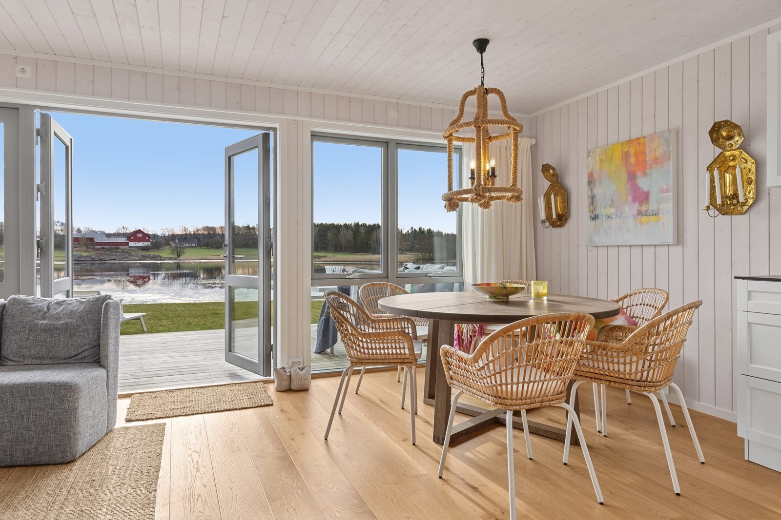 Velkommen til den perfekte hytta i første rekke mot Viksfjord - hytta ble oppført i 2020 og selger hadde muligheten til å foreta attraktive tilvalg på kjøkken, fliser og innredning i baderom/vaskerom, fliser i gang samt oppføring av toalettrom i andre etg Galleribilde