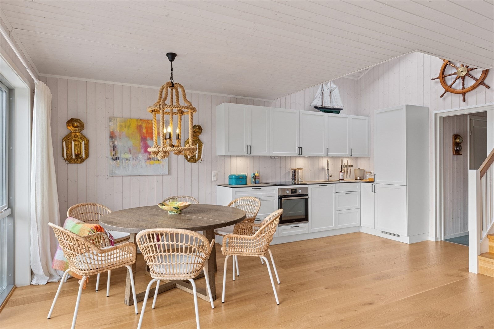 Hytta ble oppført i 2020 og fremstår som ny og særdeles velholdt Galleribilde