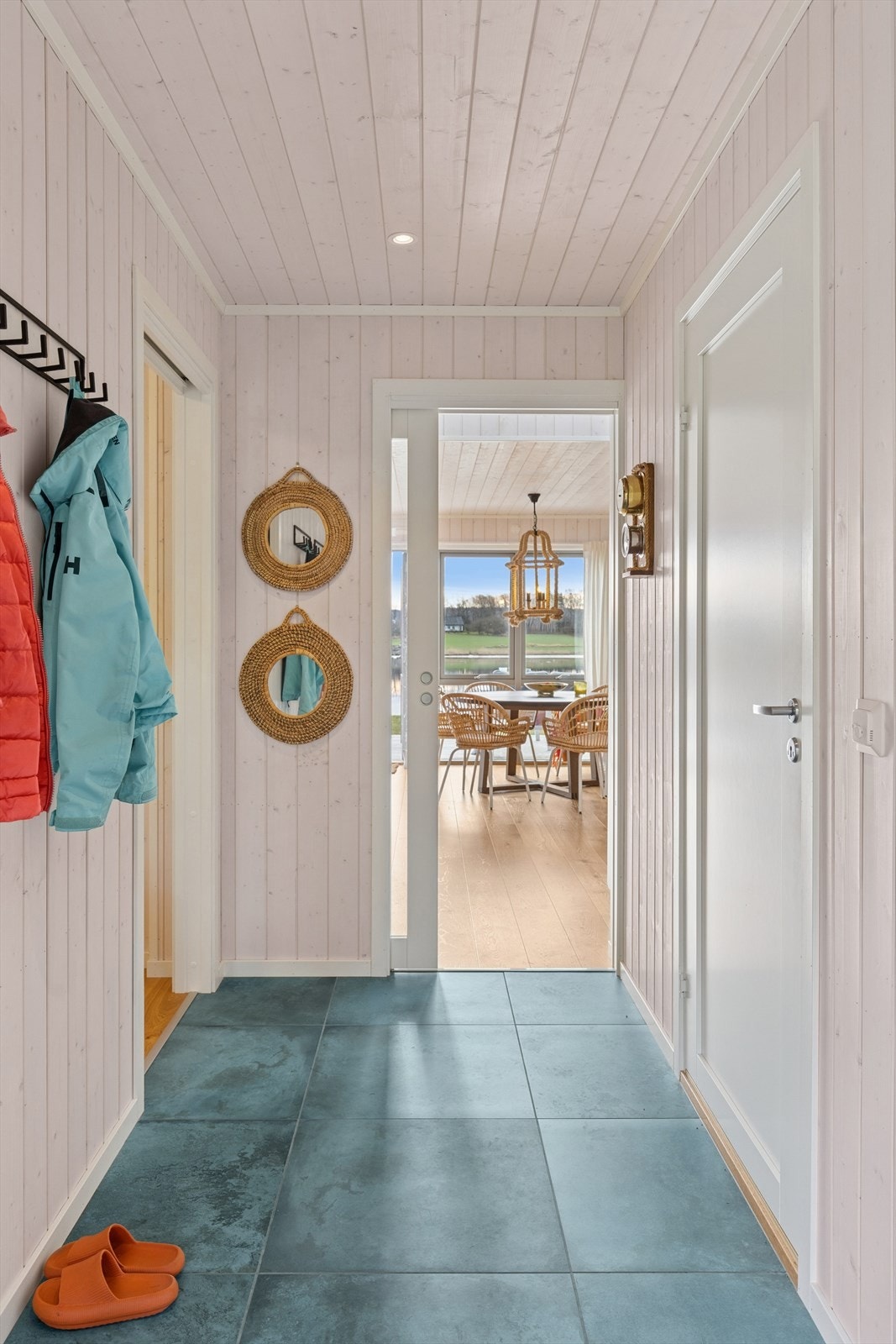 Velkommen hjem! Lett å se at selger elsker farger - det kunne vel ikke passet bedre enn akkurat her! Gulvvame og innfelt belysning Galleribilde