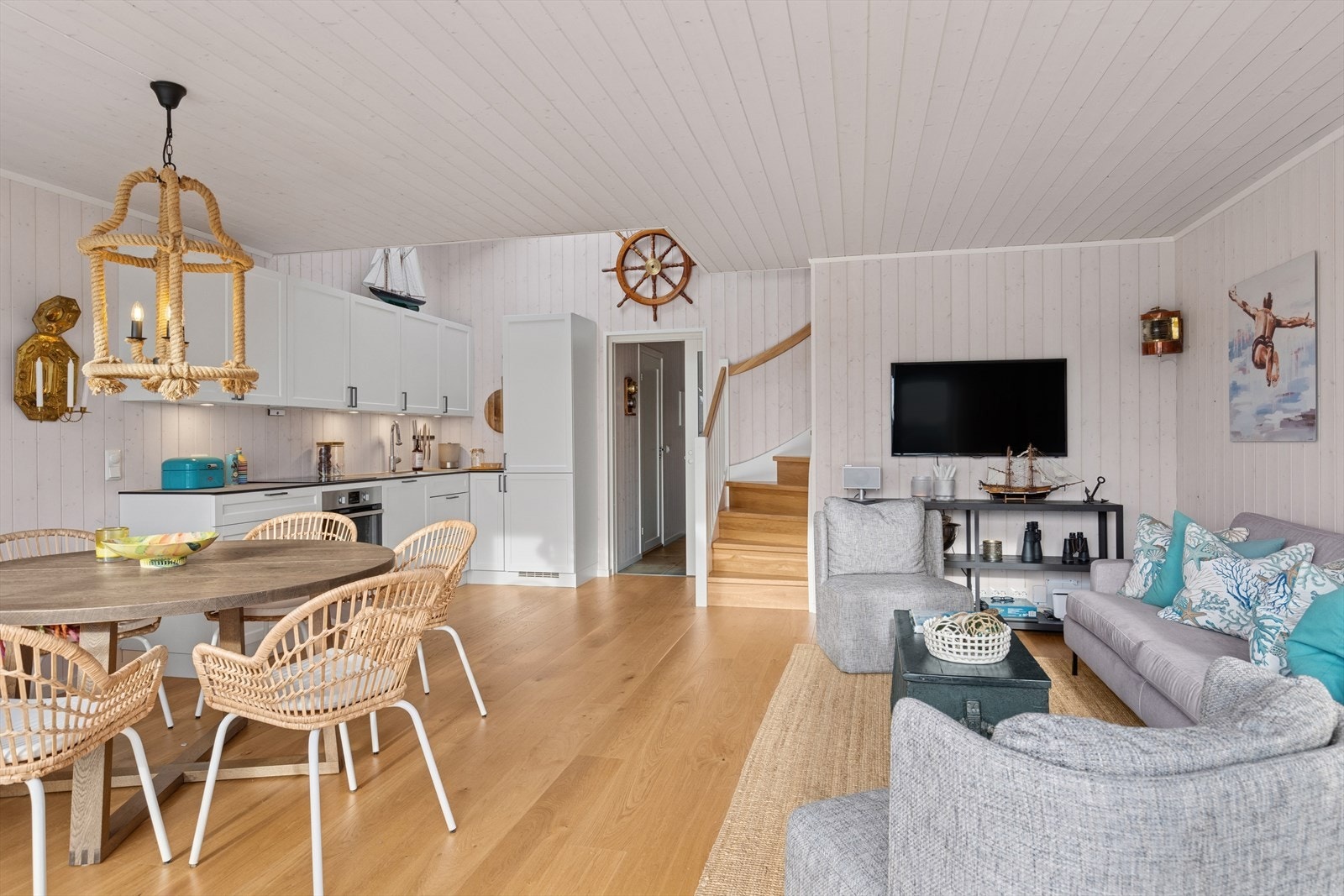 Oppholdsrommet er perfekt å møblere med både sofa , lenestoler og mindre puffer samt et stort og herlig spisestuemøbel Galleribilde