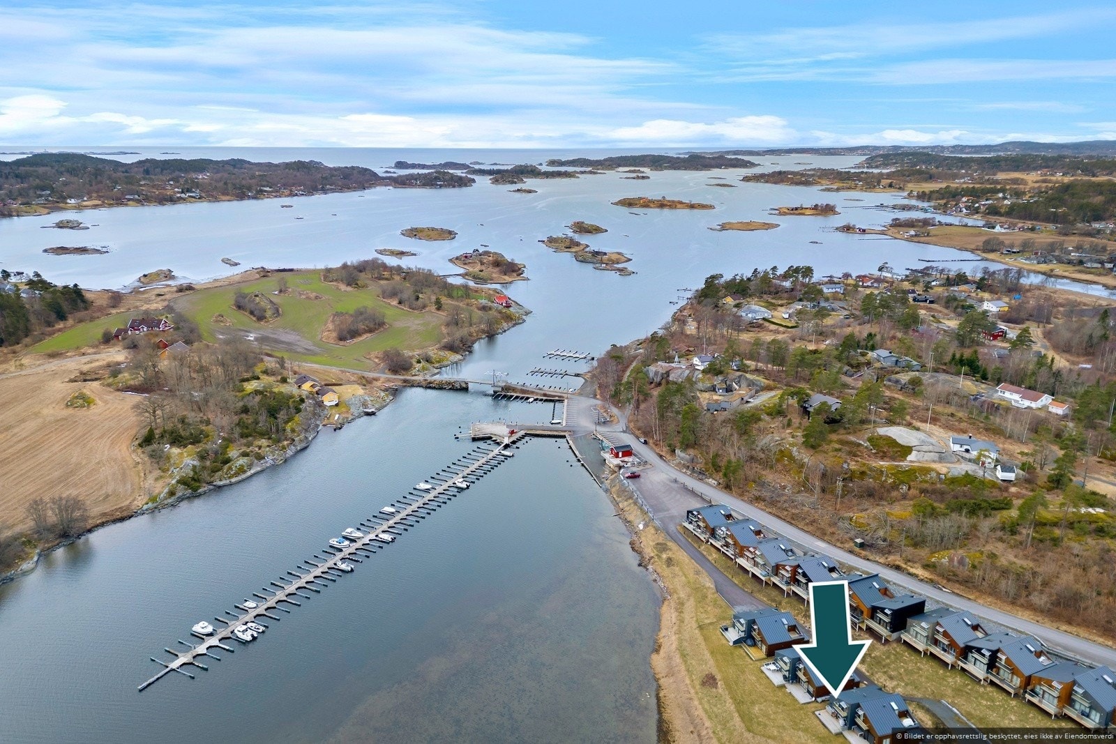DNB Eiendom v/Wenche Beyer ønsker deg velkommen til idylliske og fredelige Viksfjord brygge! Det er bare å glede seg til å oppleve hytta i første rekke med enestående utsikt! Galleribilde