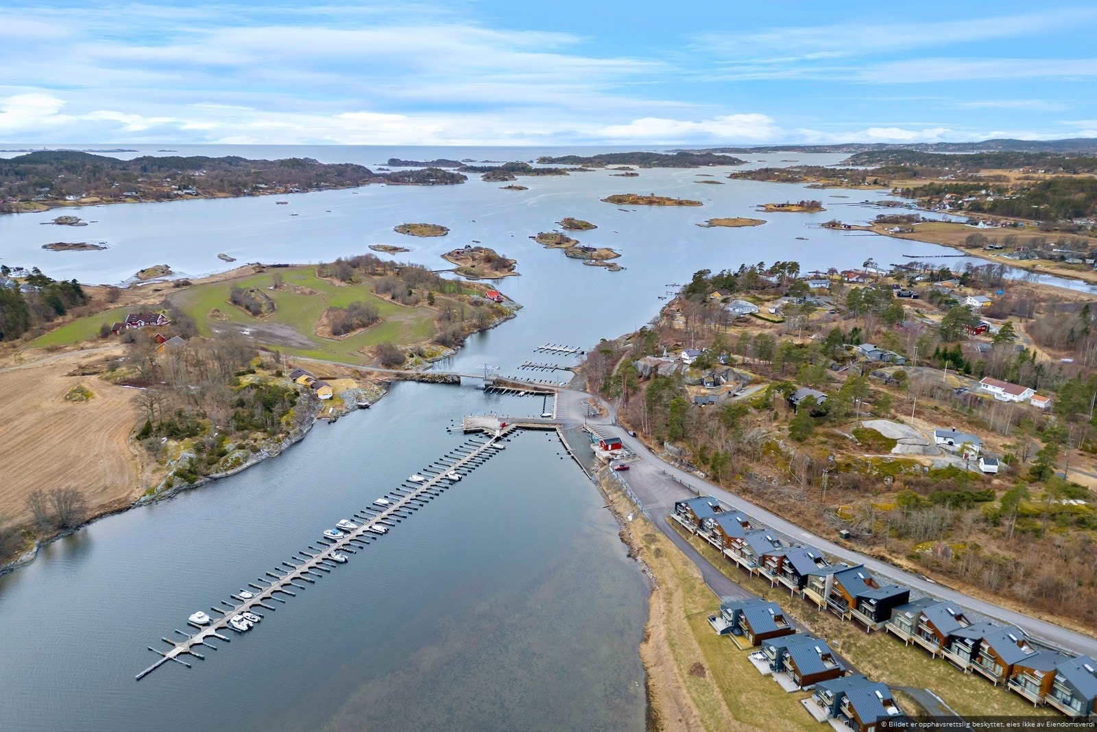 Viksfjord brygge er et veletablert og ferdig utbygget sameie med sjølinje langs idylliske Viksfjord - båtplass kan leies - badeplass på brygga - uendelige turmuligheter til lands og til vanns Galleribilde