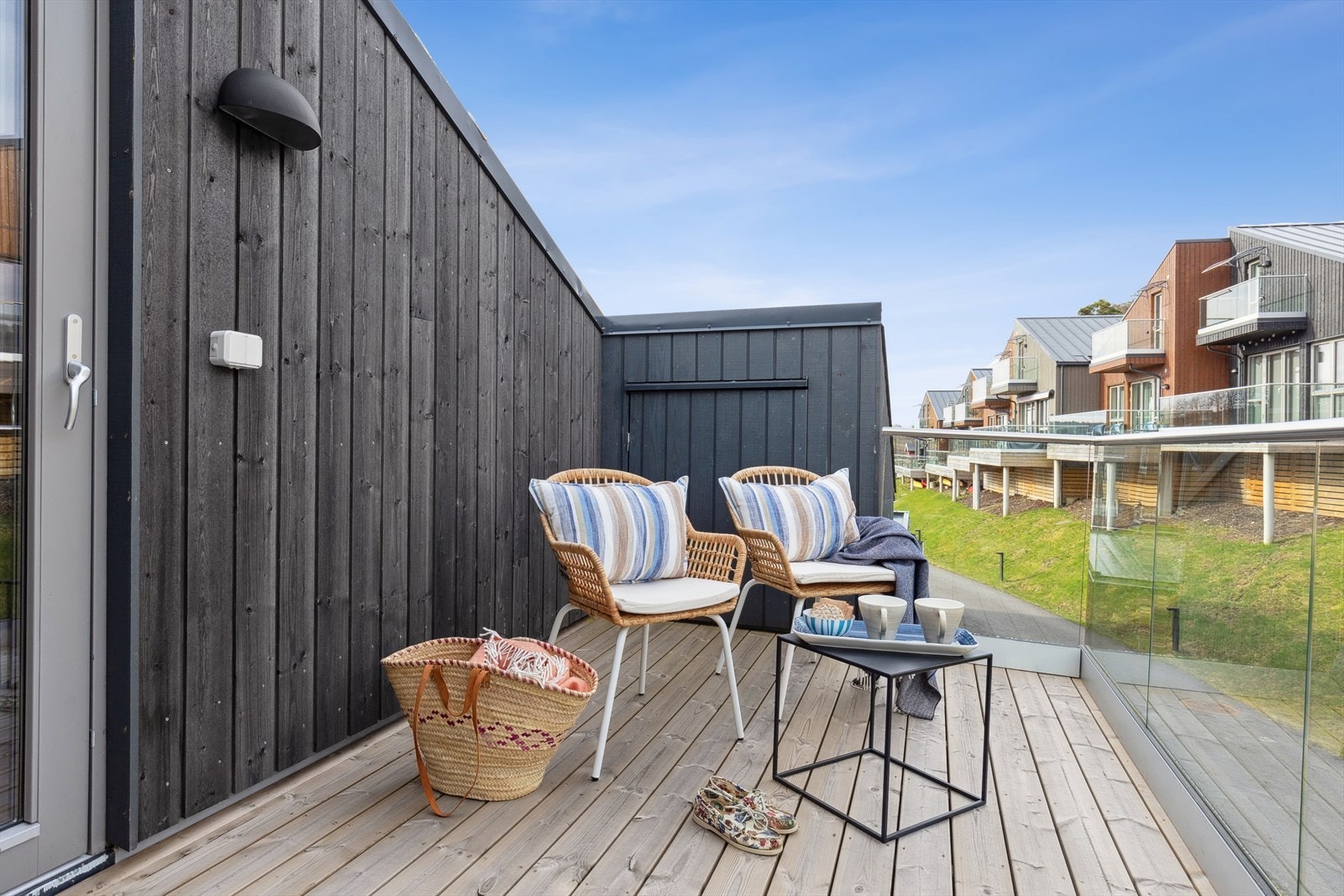 Den romslige vestvendte balkongen har plass til sittegruppe og en ekstra bod i kneveggen egner seg for å lagre puter og tilbehør Galleribilde