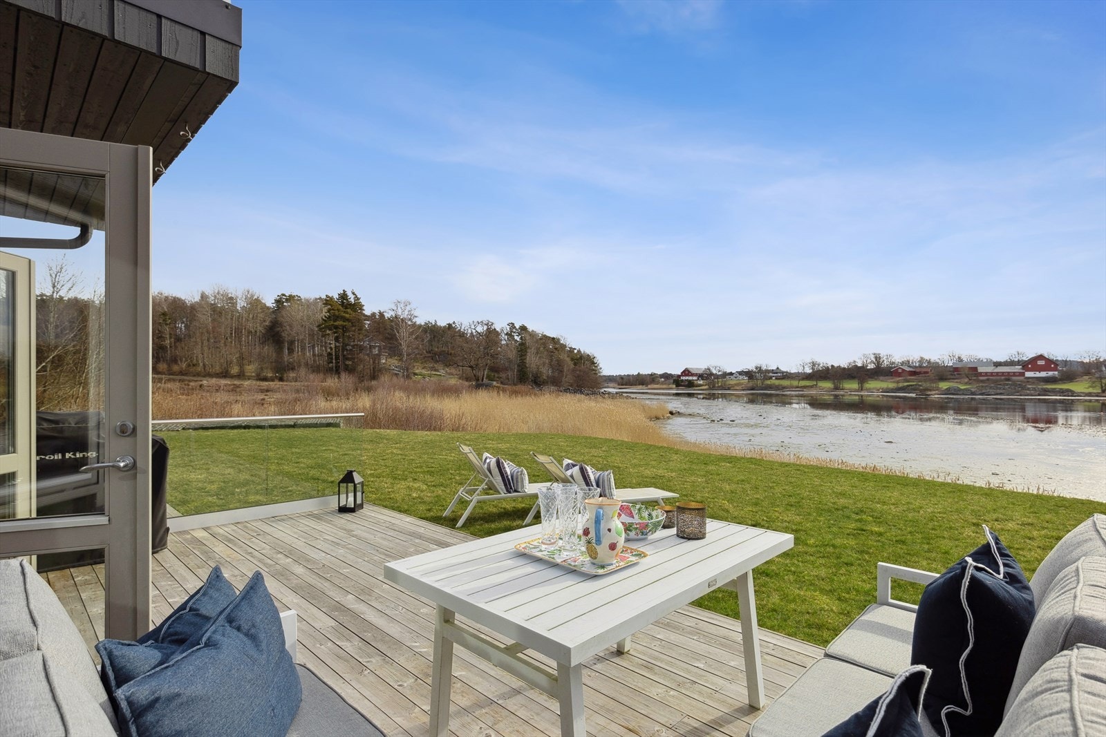 Sameiet eier grunnen helt ned til sjøkanten - en gjengrodd sti helt nede ved vannet benyttes en sjelden gang som tursti frem til turveien inne i skogen Galleribilde