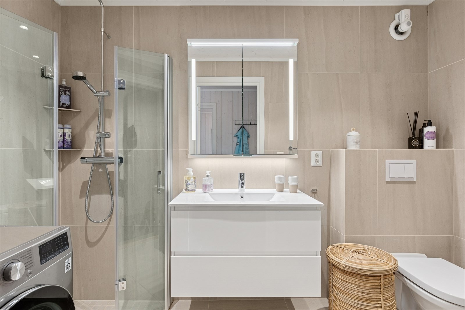 Baderommet er rålekkert og kompakt med plass til alt dere trenger for en komfortabel tilværelse på hytta! Galleribilde