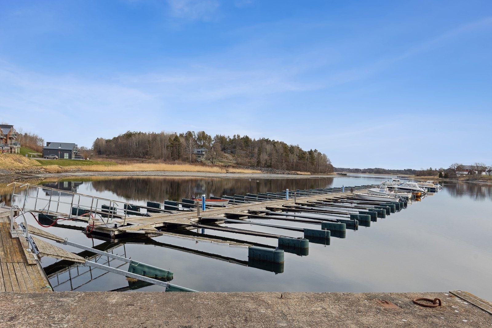 Len dere tilbake og nyt utsikten og nærheten til Viksfjord - et mangfold av turmuligheter til lands og til vanns venter på dere! Leie av båtplass i Viksfjord båtforening - bading fra brygga eller langs sjøkanten Galleribilde