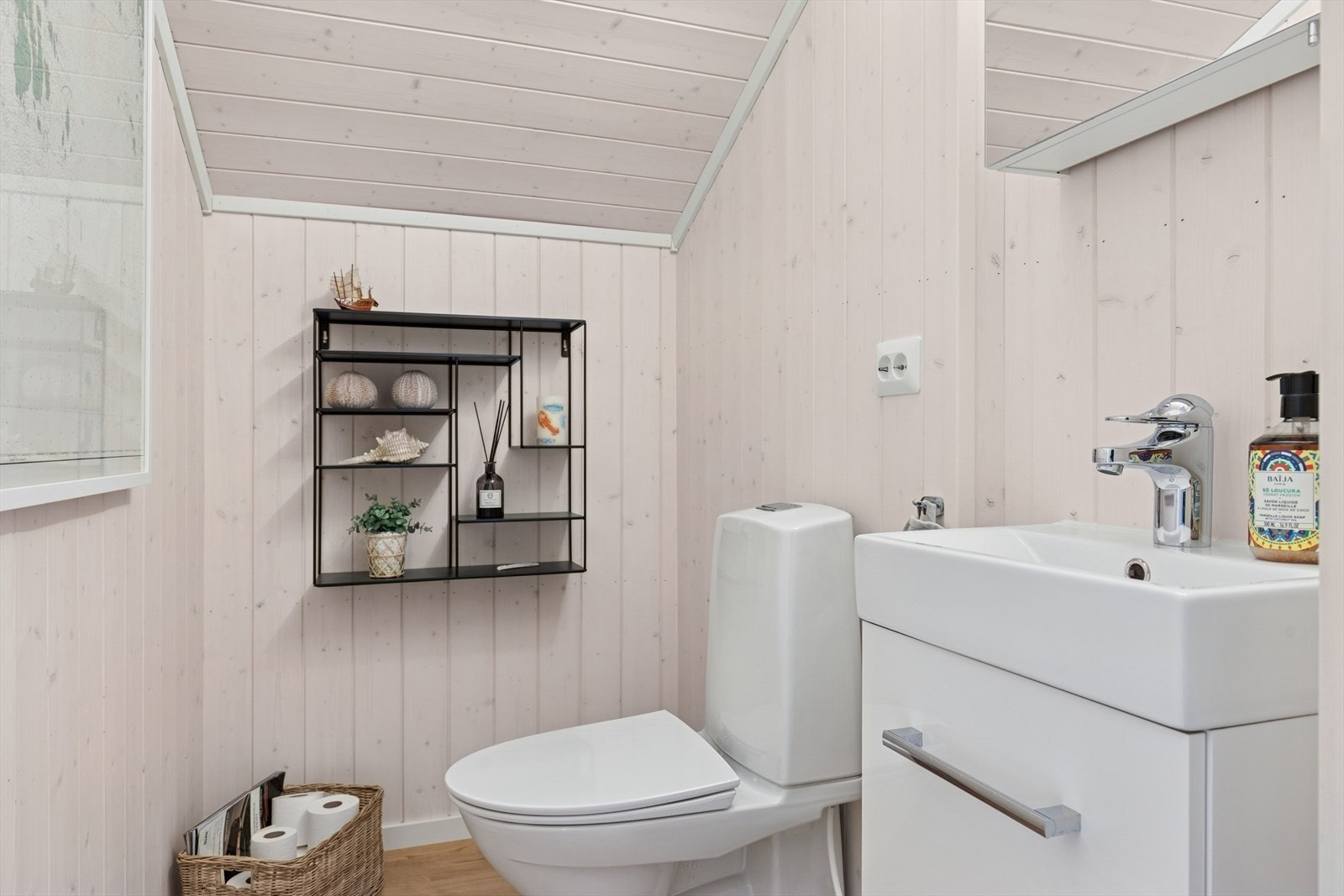 I andre etasje er den tidligere boden påkostet med et praktisk toalettrom Galleribilde