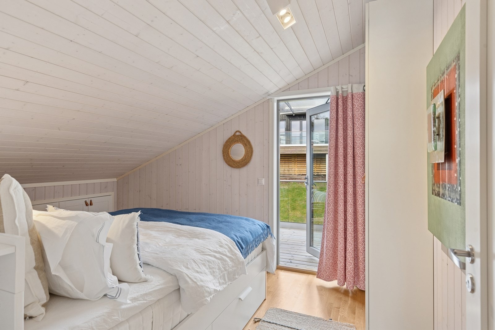 I alle soverom er det god lagringsplass, både i sengemøbel, skap og skap i knevegg - fra dette fine soverommet er det utgang til vestvendt balkong Galleribilde