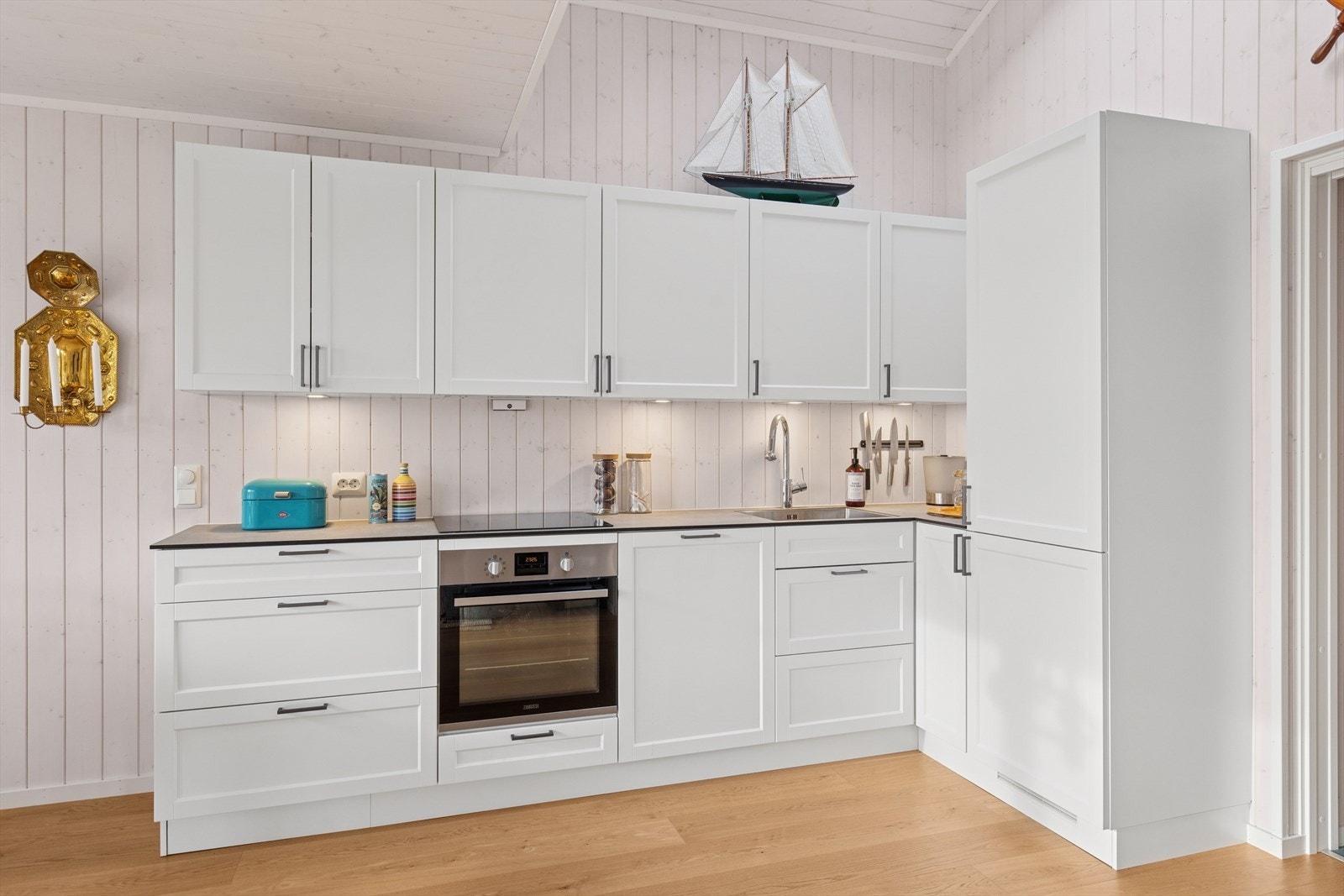 Kjøkkeninnredningen rommer alt dere trenger til hverdag og fest på hytta - alle hvitevarer er integrert og medfølger handelen Galleribilde