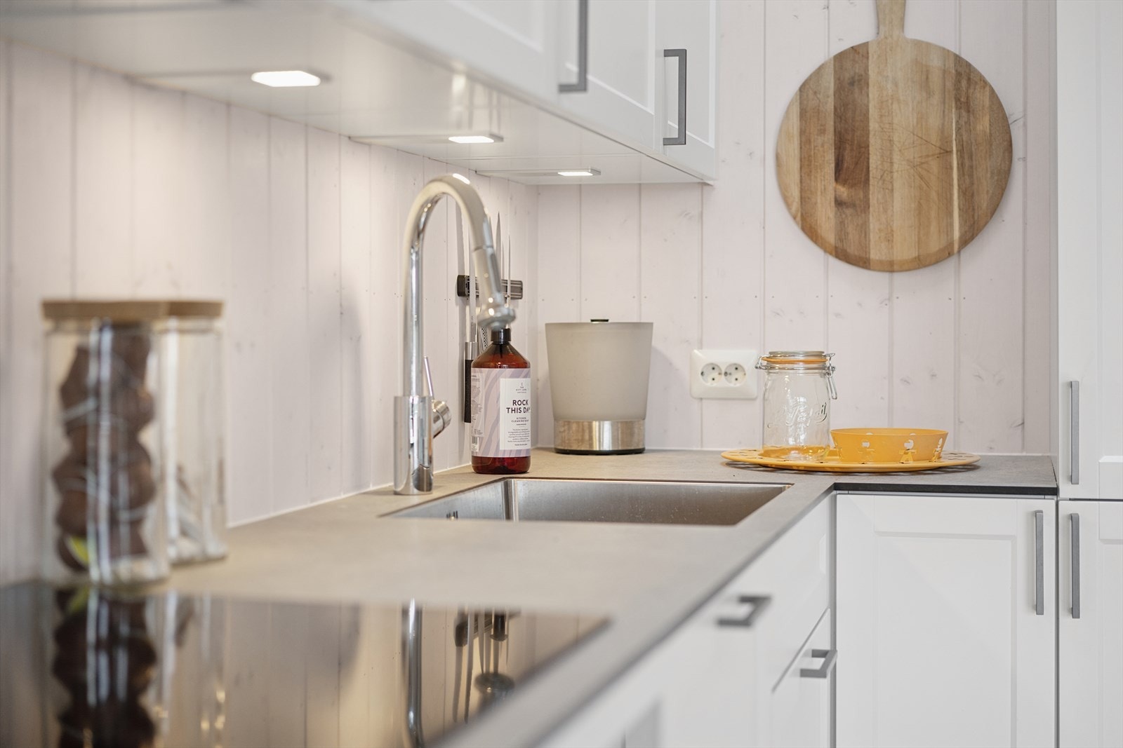 Kjøkkenet er påkostet med belysning, andre fronter, integrert kjøl/frys, kvalitets hvitevarer og kjøkkenarmatur Galleribilde