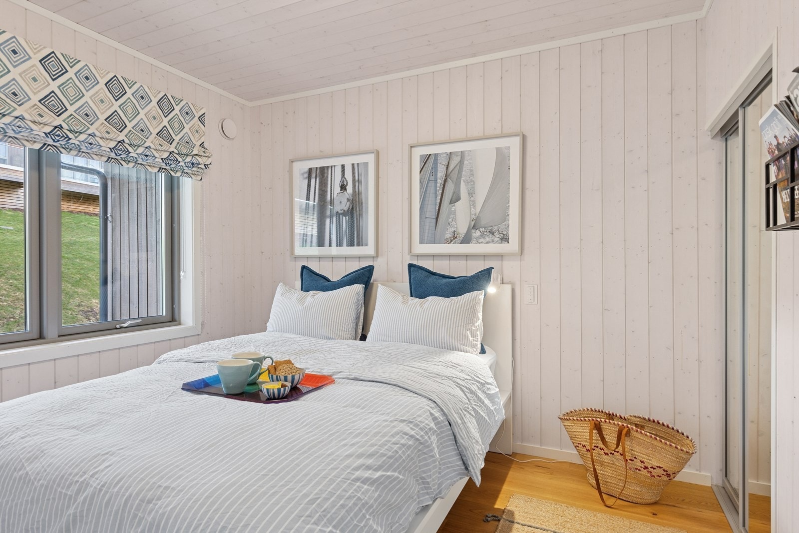 Soverommet i første etasje har god plass til dobbeltseng - skyvedørsgarderobe i nisje under trapp Galleribilde