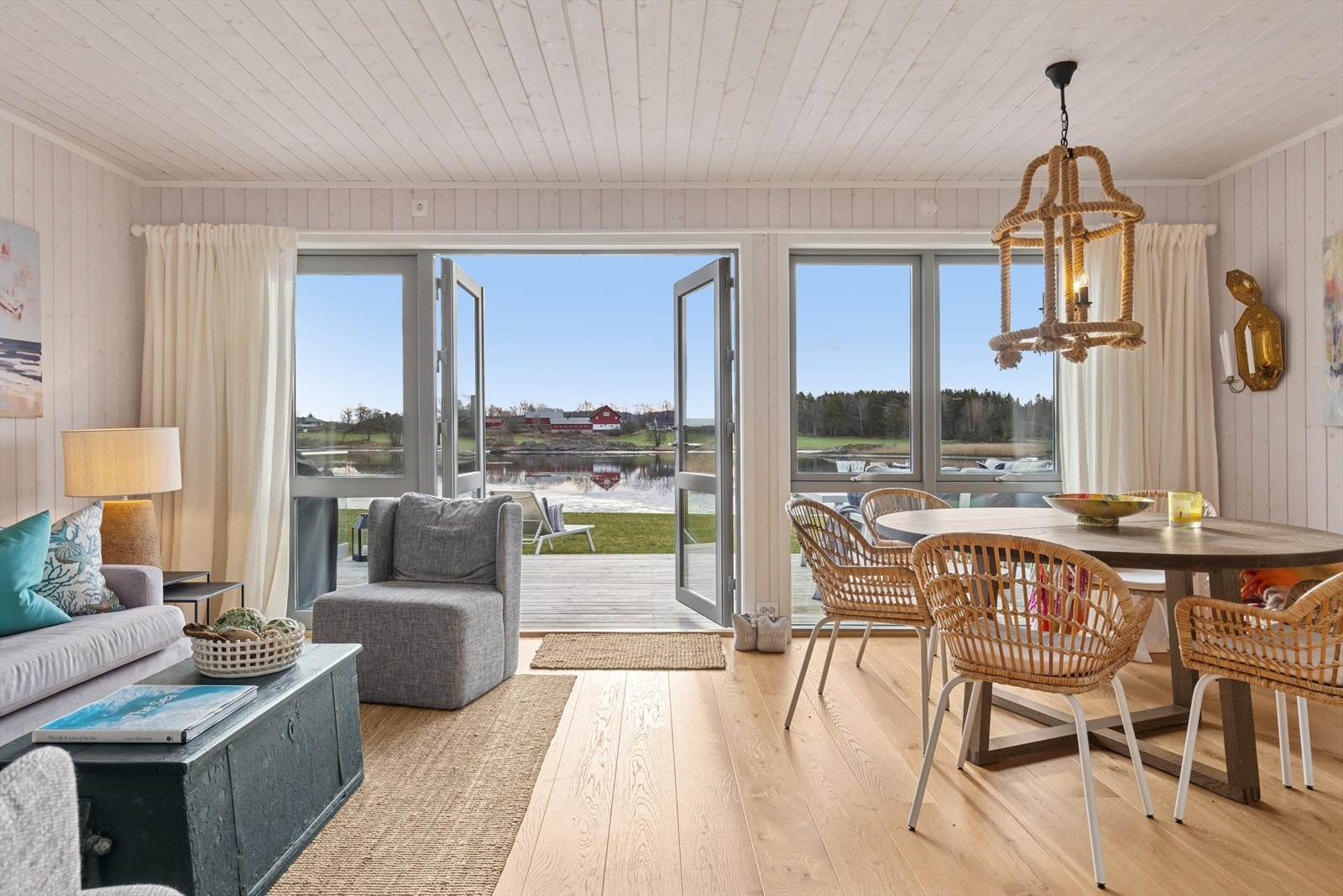 DNB Eiendom v/Wenche Beyer ønsker deg velkommen til idylliske og fredelige Viksfjord brygge! Det er bare å glede seg til å oppleve hytta i første rekke med enestående utsikt! Galleribilde