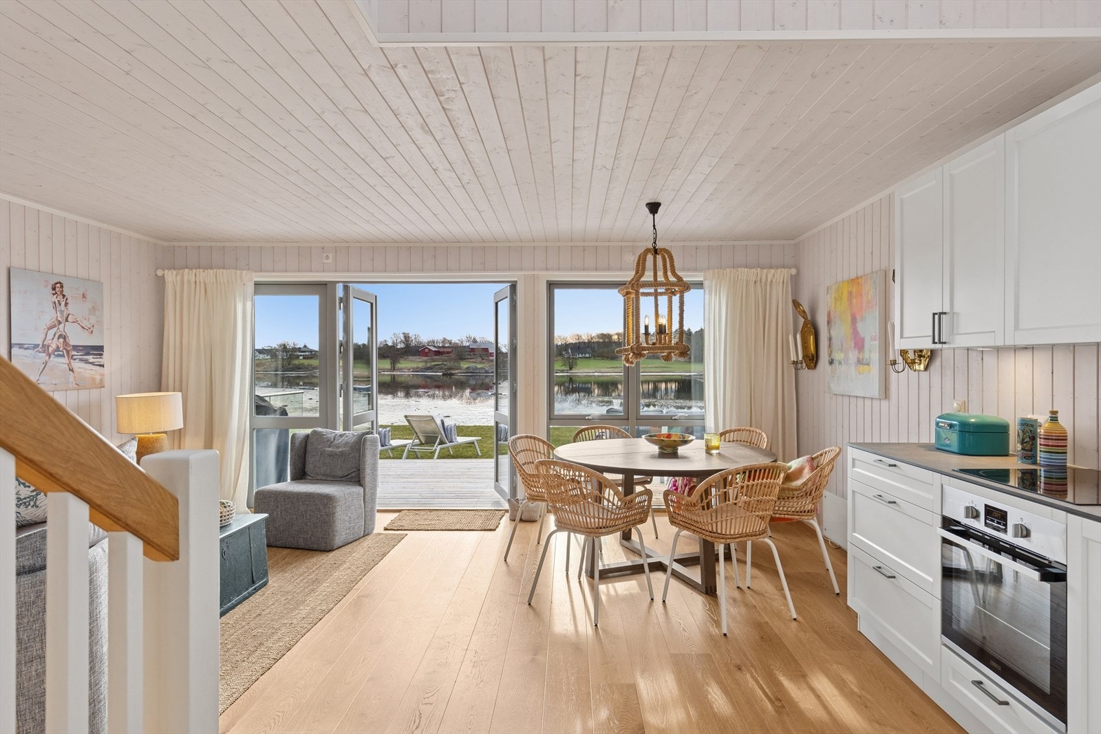 Hytta har en svært arealeffektiv planløsning og virker absolutt større enn oppmålte flater - takvindu slipper ekstra lys ned i kjøkkensonen Galleribilde