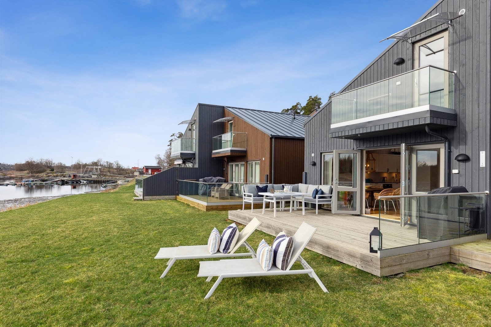 Vikerøyveien 147 ligger i første rekke mot Viksfjord og er en del av en tomannsbolig i et veletablert sameie - tre (fire) uteplasser - optimal planløsning - kjør til døren for av- og pålessing - oppmerket p-plass med laderobot Galleribilde