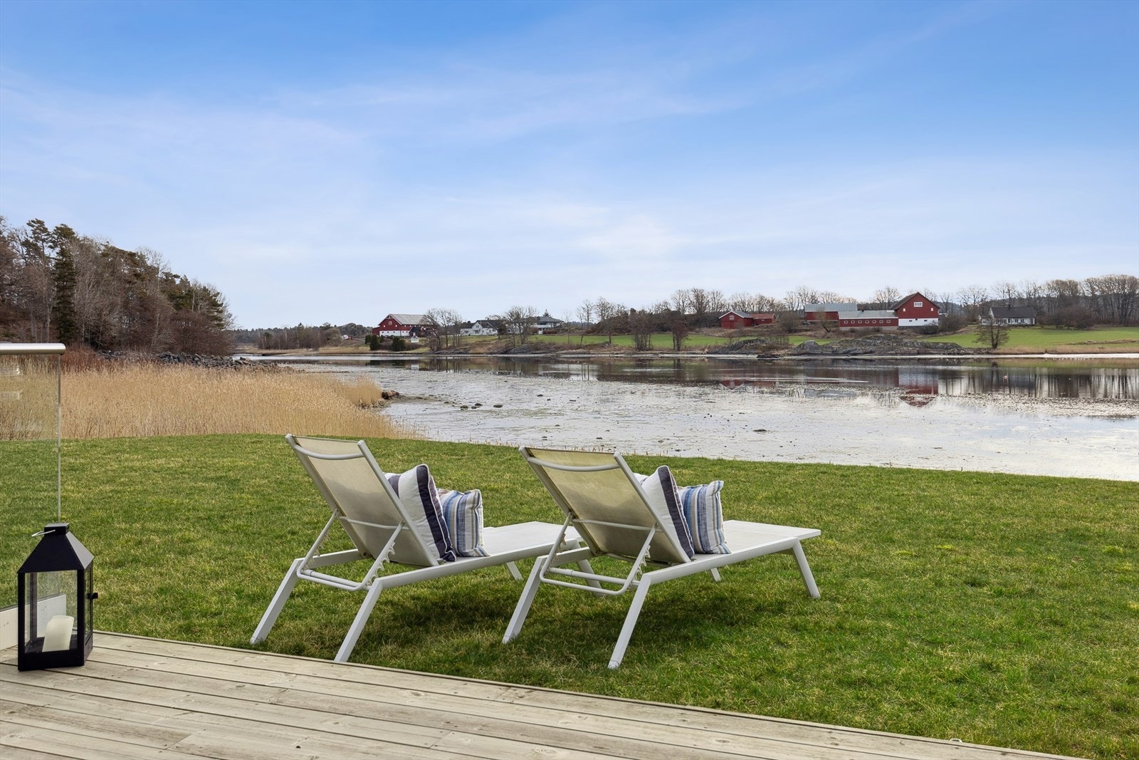 Velkommen til idyll langs Viksfjord - bygget oppført i 2020 - nyt naturen og stillheten - ta en padletur til holmer og skjær - ta en båttur til Stavern eller Svenner fyr - 1.5 time fra Oslo - vedlikehold av plen er satt bort til ekstern gartner Galleribilde