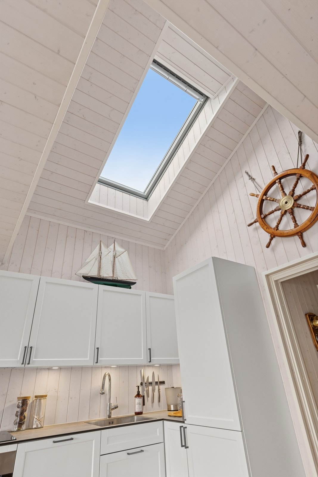 Takvinduet slipper ekstra lys inn i rommet Galleribilde