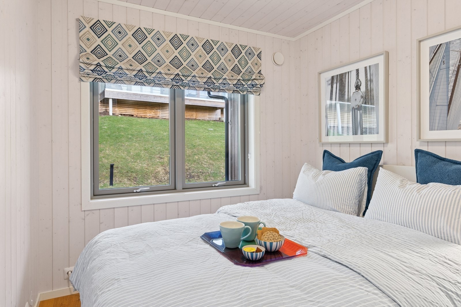 I alle soverom er det plass til dobbeltseng - i dette rommet er det dessuten skyvedørsgarderobe - en stavs eik parkett og lysbeiset panel på vegger og himling Galleribilde