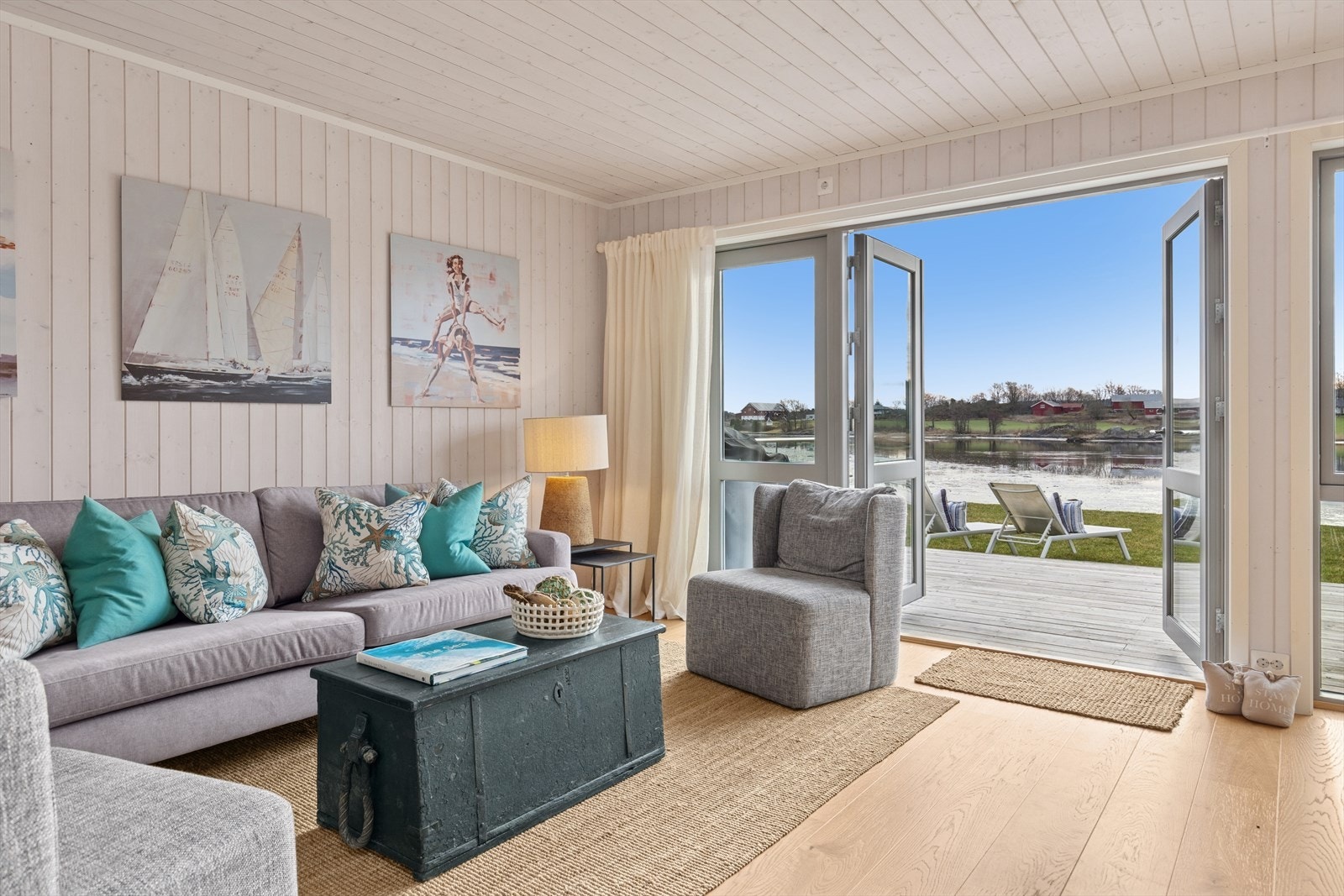 Kan det bli bedre enn å krype opp i sofaen og hvile blikket mot Viksfjord? Eller samle venner og familie til et hyggelig lag? Her blir det venteliste på overnatting! Galleribilde