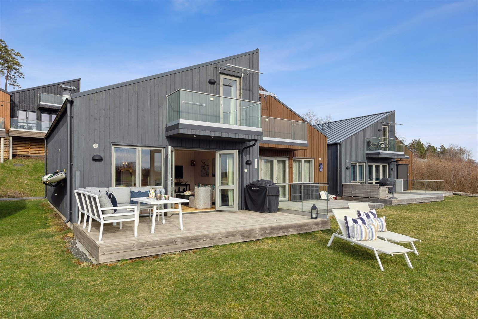 Disse unike hyttene i første rekke har rikelig med uteplasser og fritt utsyn mot fjorden - plenklipping er inkludert i fellesutgifter - kajakken er klar til bruk! Galleribilde