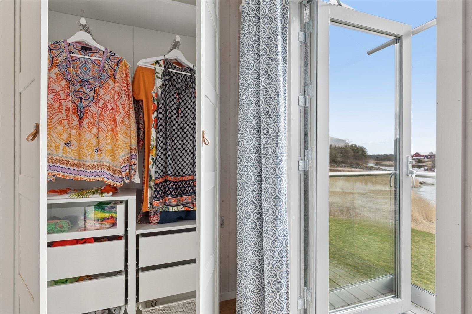 Lekre garderobeskap i 40cm dybde og super innredning med skuffer og heng Galleribilde