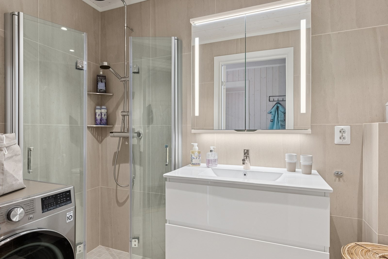 Baderommet er påkostet med eksklusive fliser på gulv og vegger, takdusj og servantskap Galleribilde