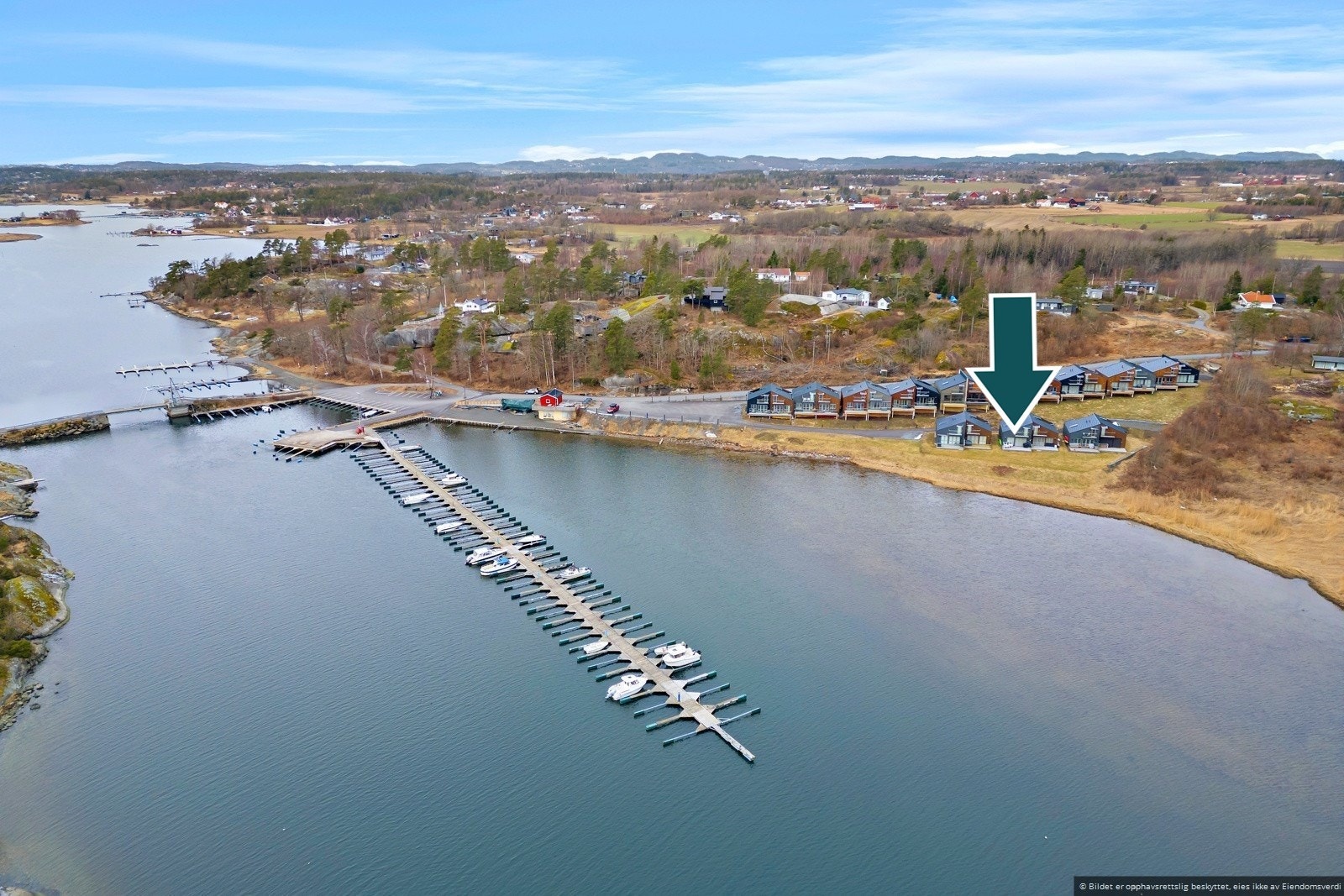 Viksfjord brygge er et veletablert og ferdig utbygget sameie med sjølinje langs idylliske Viksfjord - båtplass kan leies - badeplass på brygga - uendelige turmuligheter til lands og til vanns Galleribilde