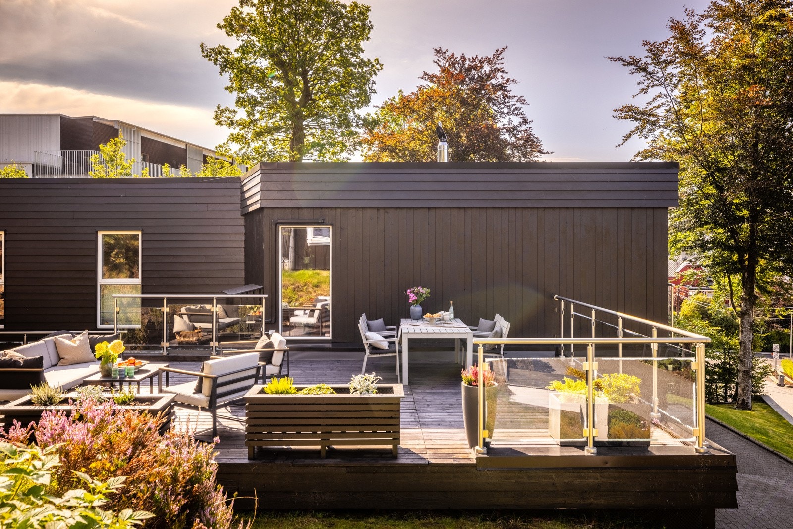 - Det er svært gode solforhold på tomten. I følge selger kommer solen på baksiden ca. kl 07:00, og går ned rundt kl. 21:20 midtsommers - Galleribilde