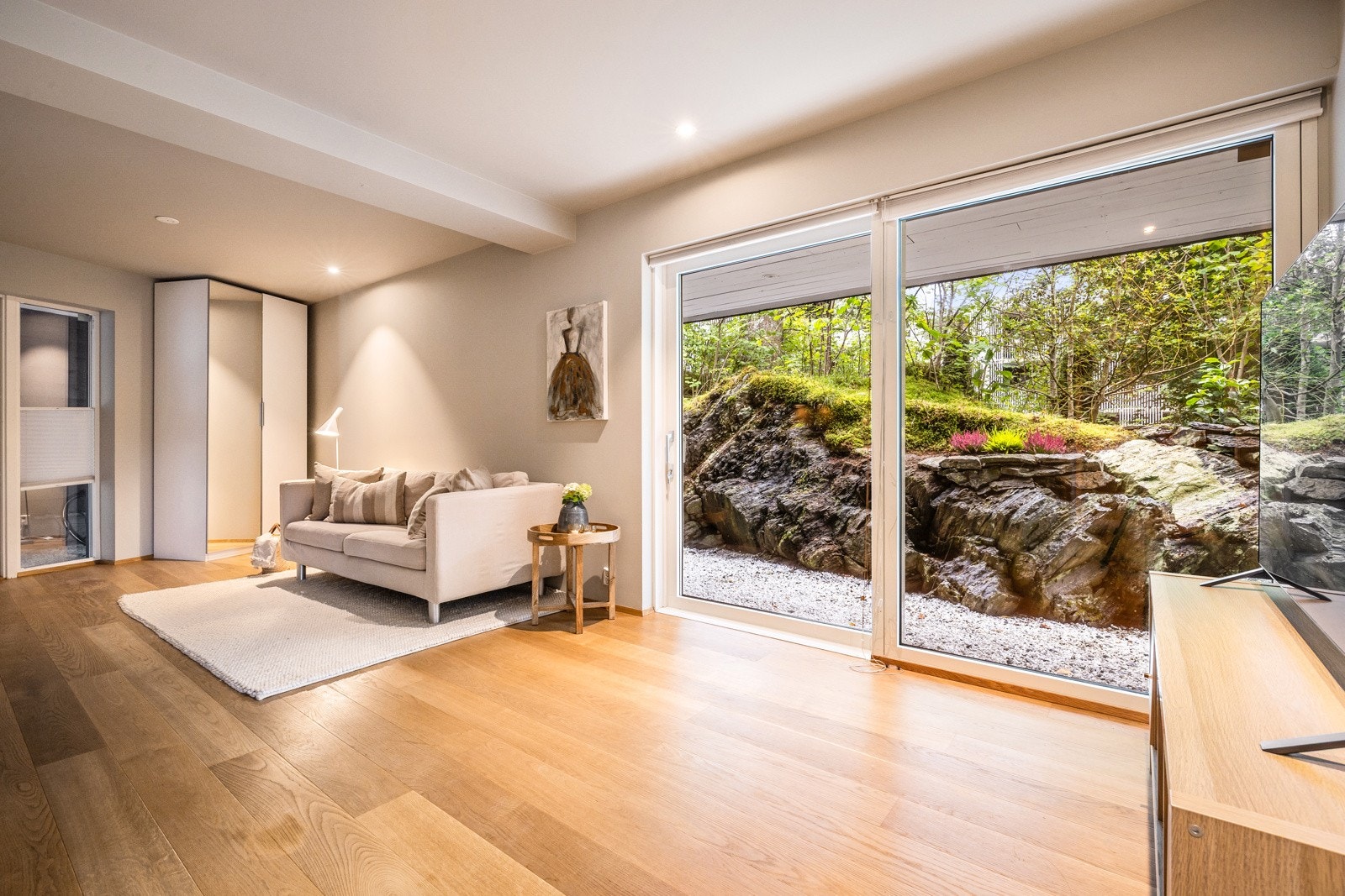 - Stue i første etasje med egen utgang i enden av stuen - Galleribilde