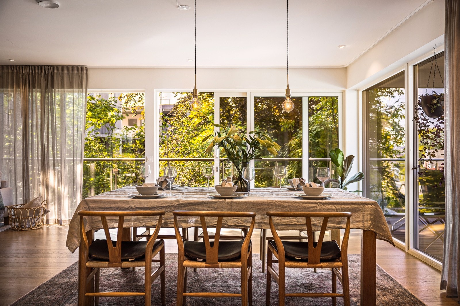 - Fredet eiketre utenfor som gjør at man sitter helt usjenert i stuen med flott vegetasjon utenfor - Galleribilde