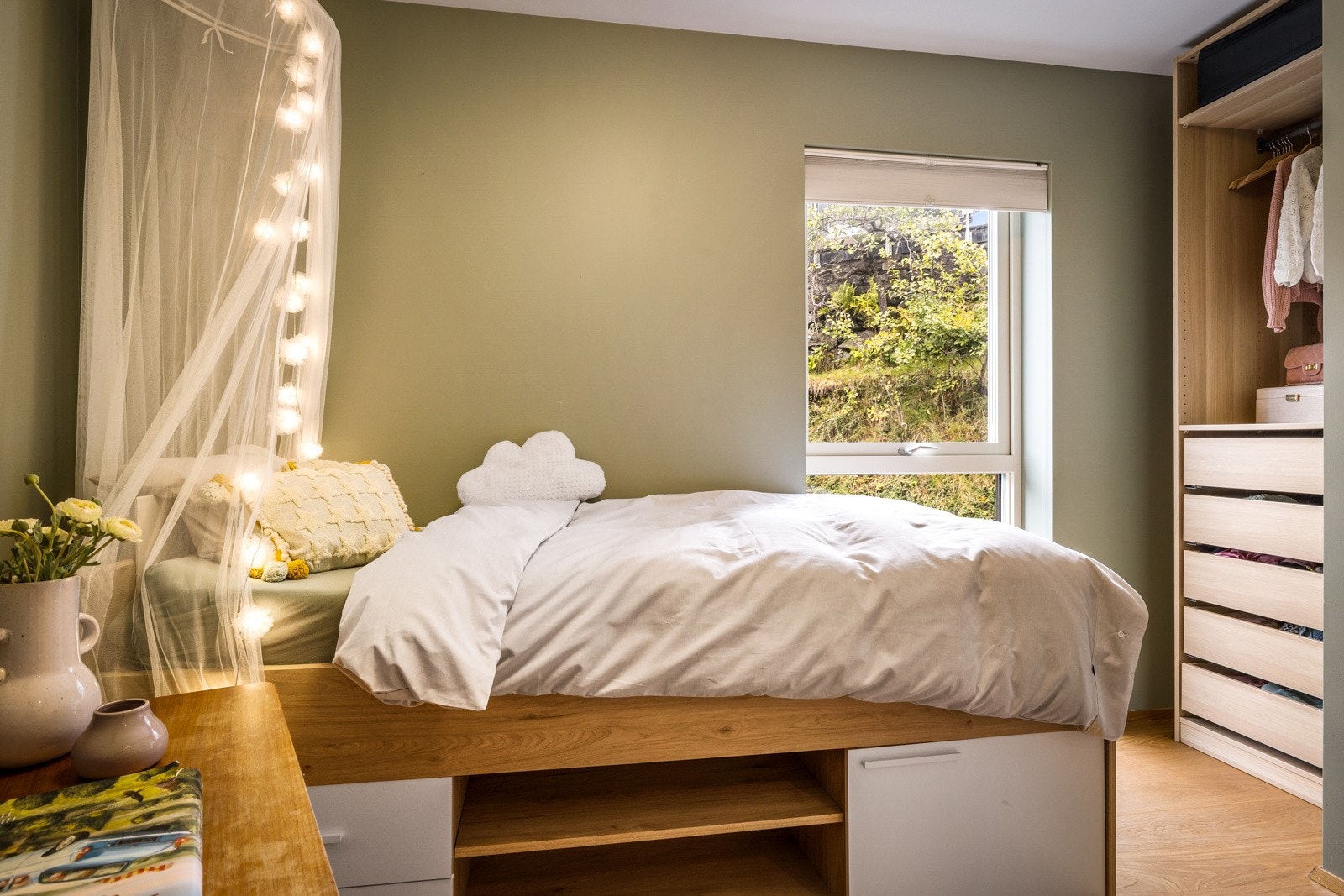 - Her er det god plass til seng, nattbord og garderobeløsning - Galleribilde