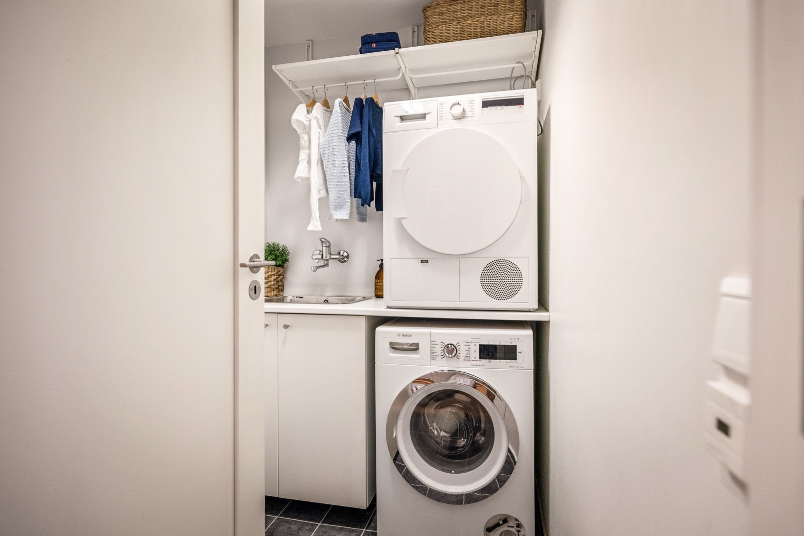 - Vaskerom med vask og opplegg til vaskemaskin og tørketrommel - Galleribilde