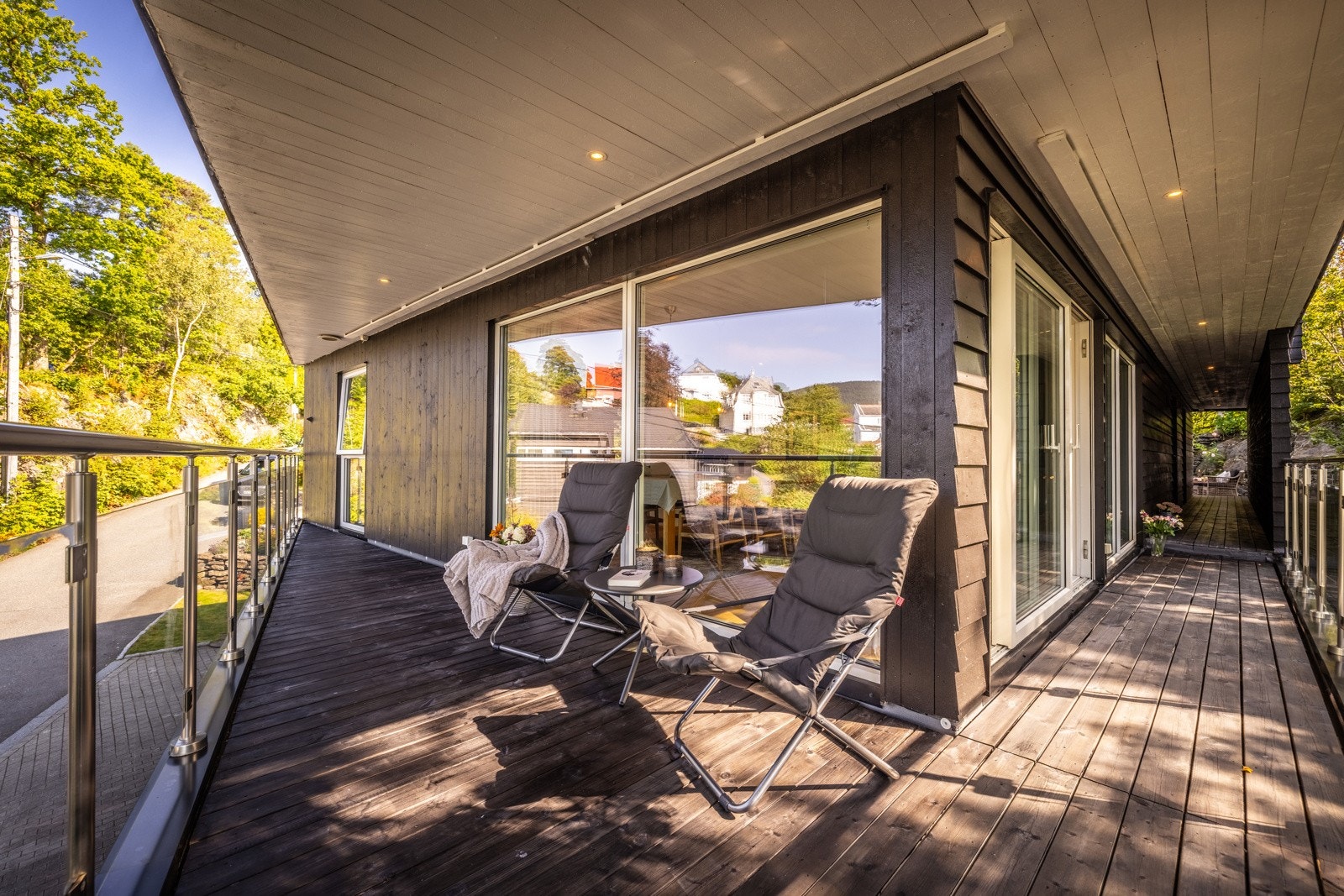 - Svalgang fra terrasse i bakkant - Galleribilde