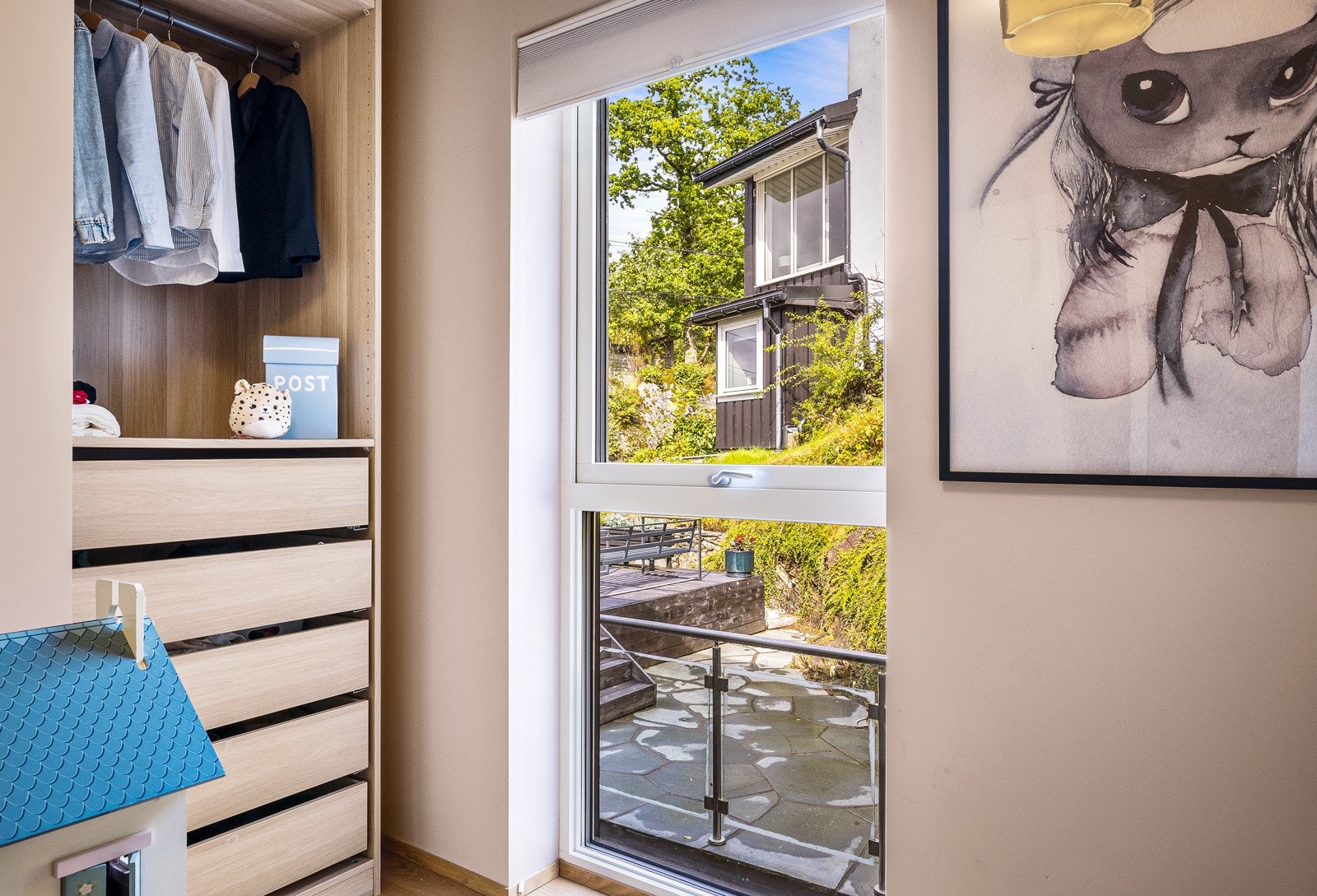 - Stort vindu hvor man ser ut på boligen terrasse - Galleribilde