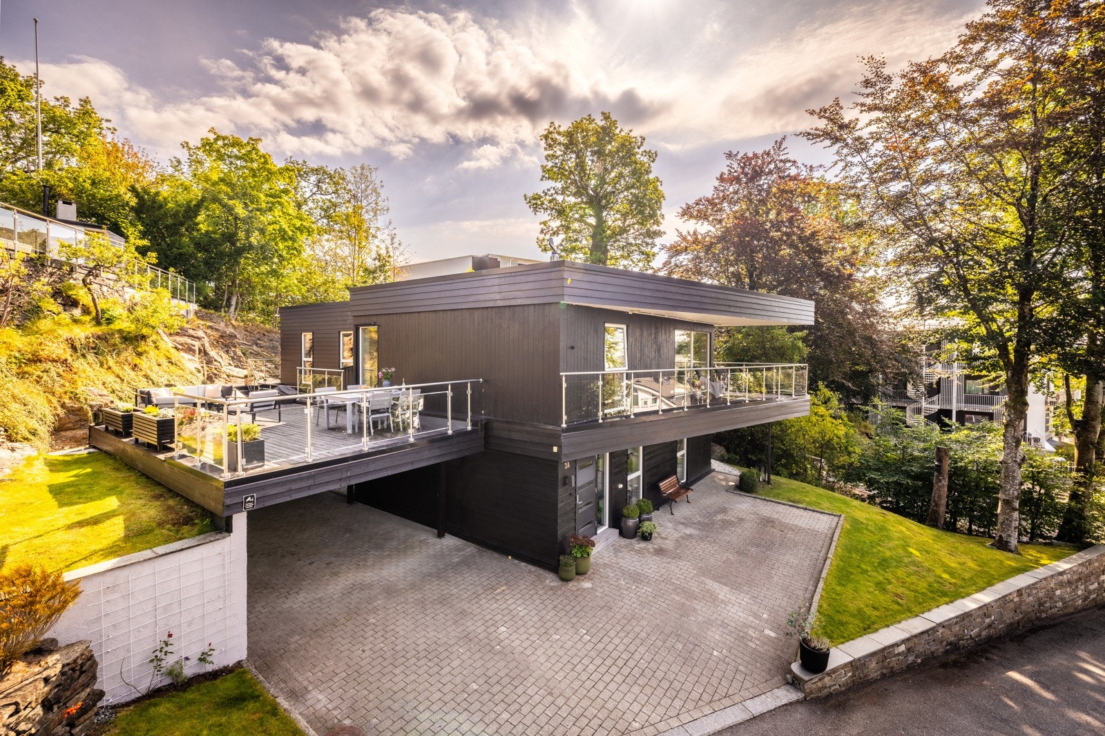 - Flott familiebolig med stor solrik terrasse i front fra stuen, samt over carport - Galleribilde