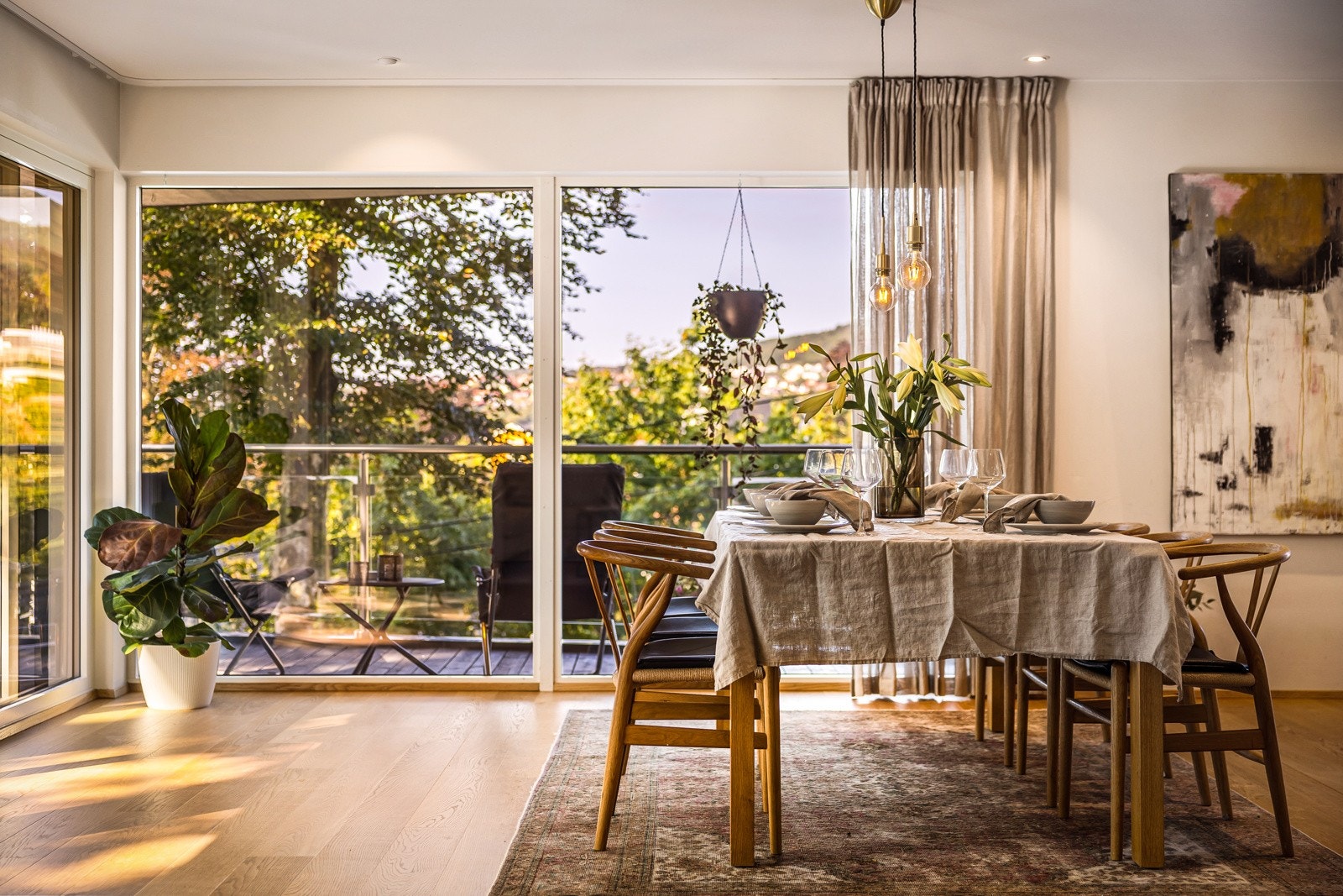 - Stuen ligger vestvendt som gir rikelig med naturlig lys i rommet - Galleribilde