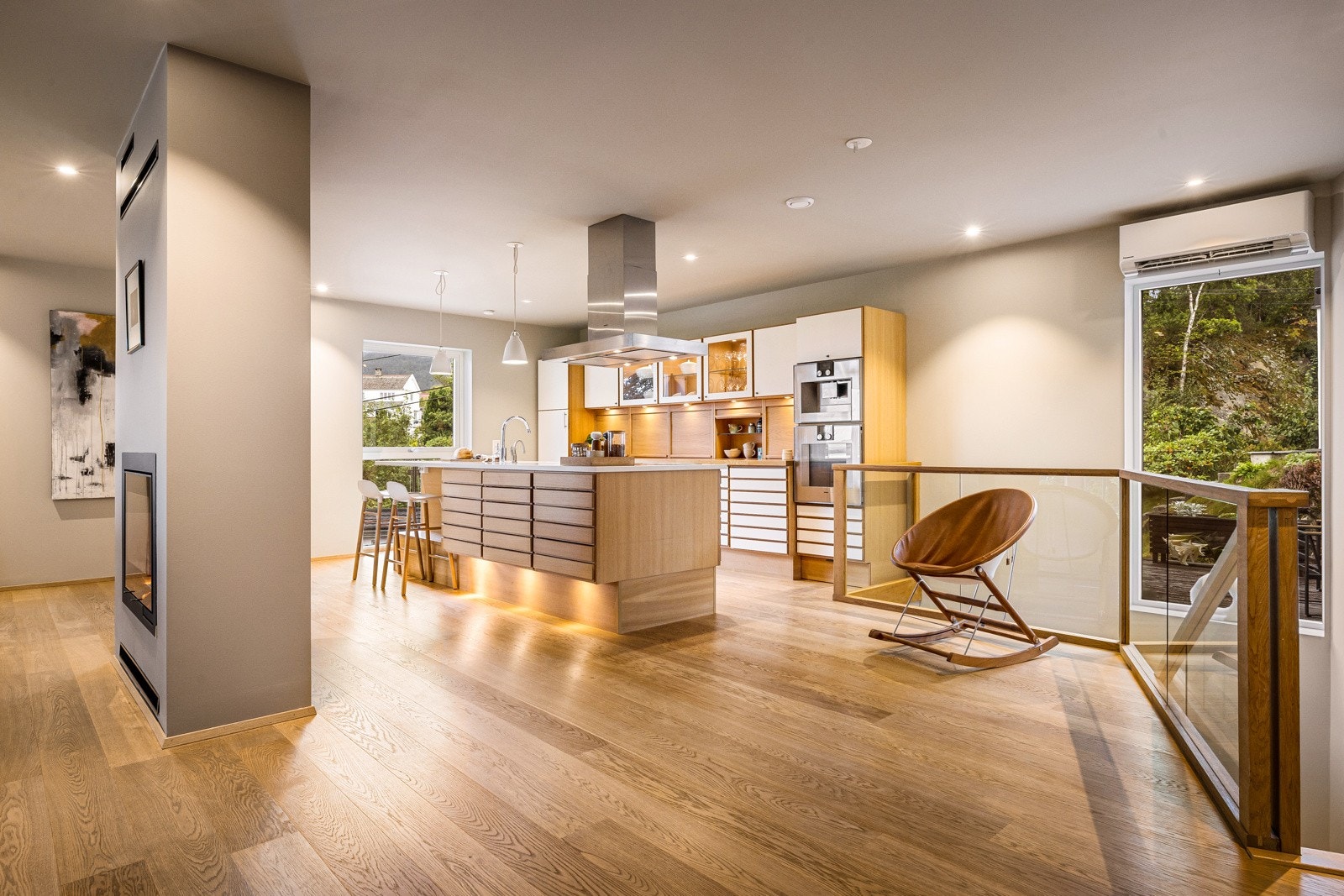 - Det er downlights i himling med dimmere. Dette skaper en fin og lun stemning i rommet - Galleribilde