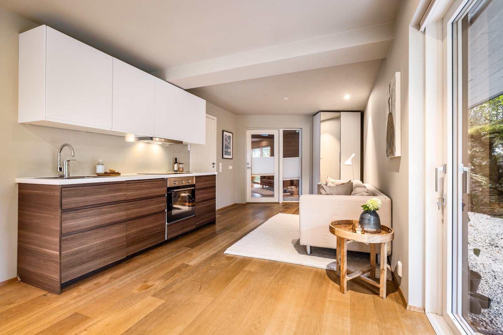 - Pent Ikea kjøkken med integrert induksjonsplatetopp, stekeovn og oppvaskmaskin. Det er opplegg til kjøleskap - Galleribilde